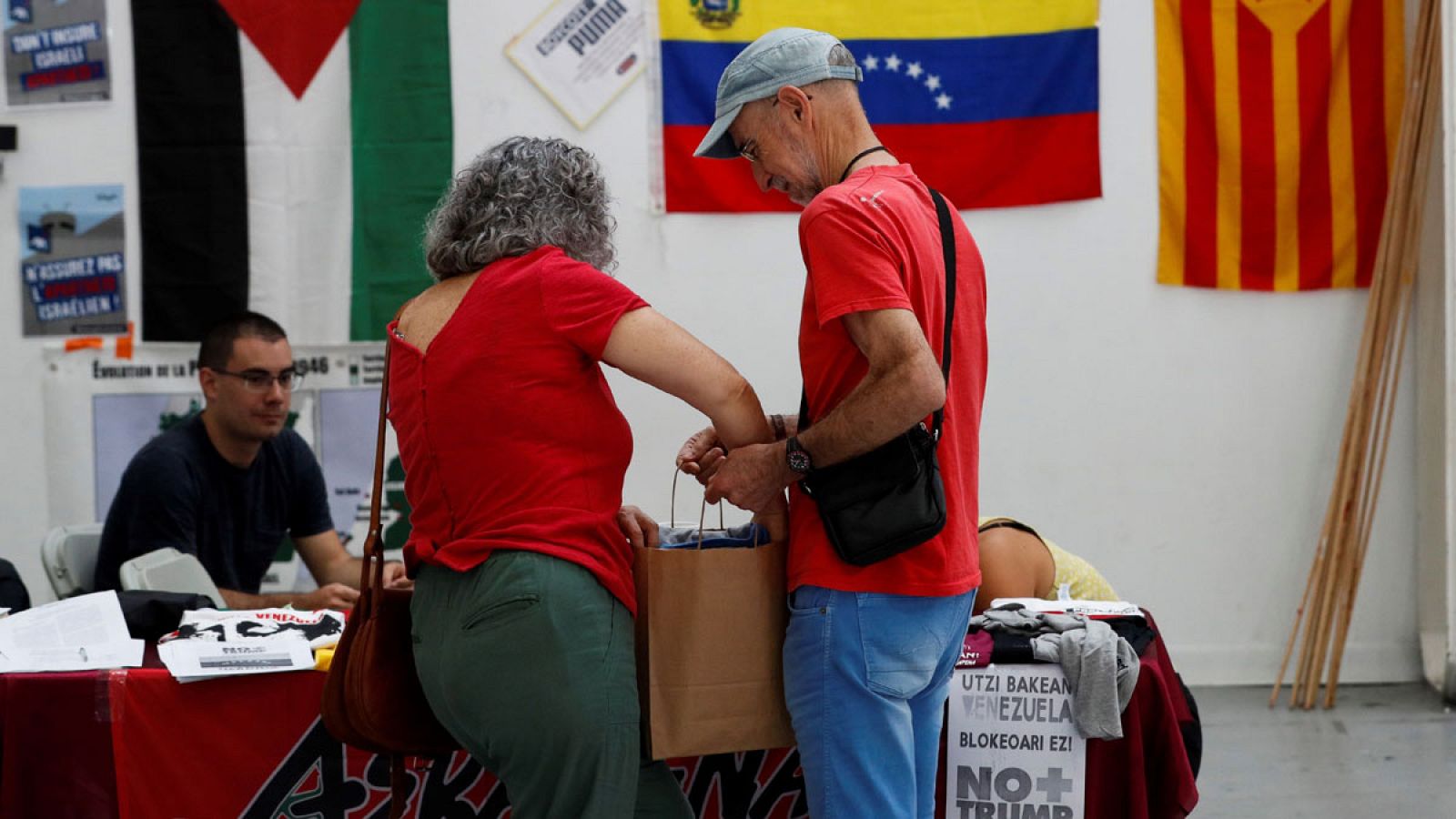 Vista de uno de los puestos informativos de G7 Ez, uno de los organizadores de la "contracumbre" celebrada en Biarritz