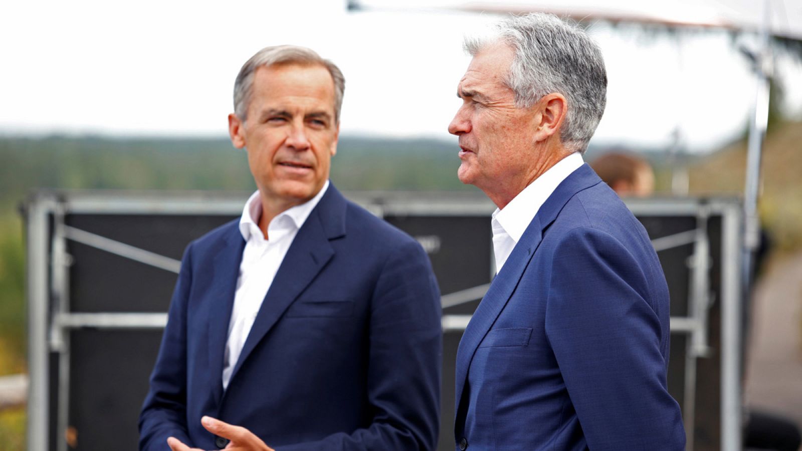 El presidente de la Fed, Jerome Powell, conversa con el gobernador del Banco de Inglaterra, Mark Carney, en Jackson Hole, Wyoming