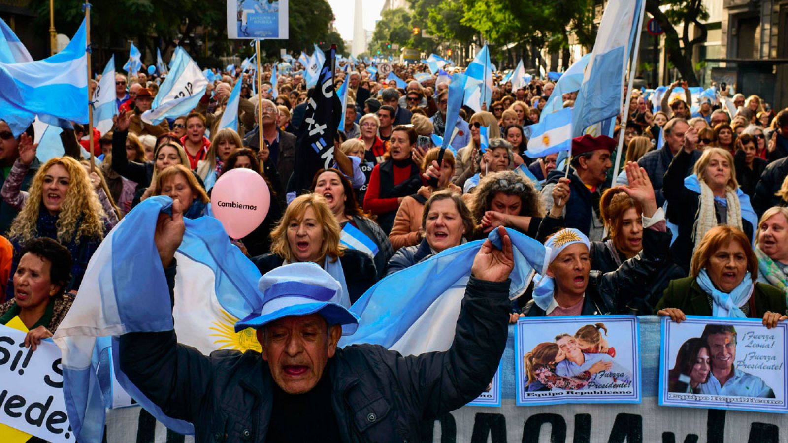 Miles de personas marchan en Buenos Aires en apoyo a Macri tras su derrota electoral