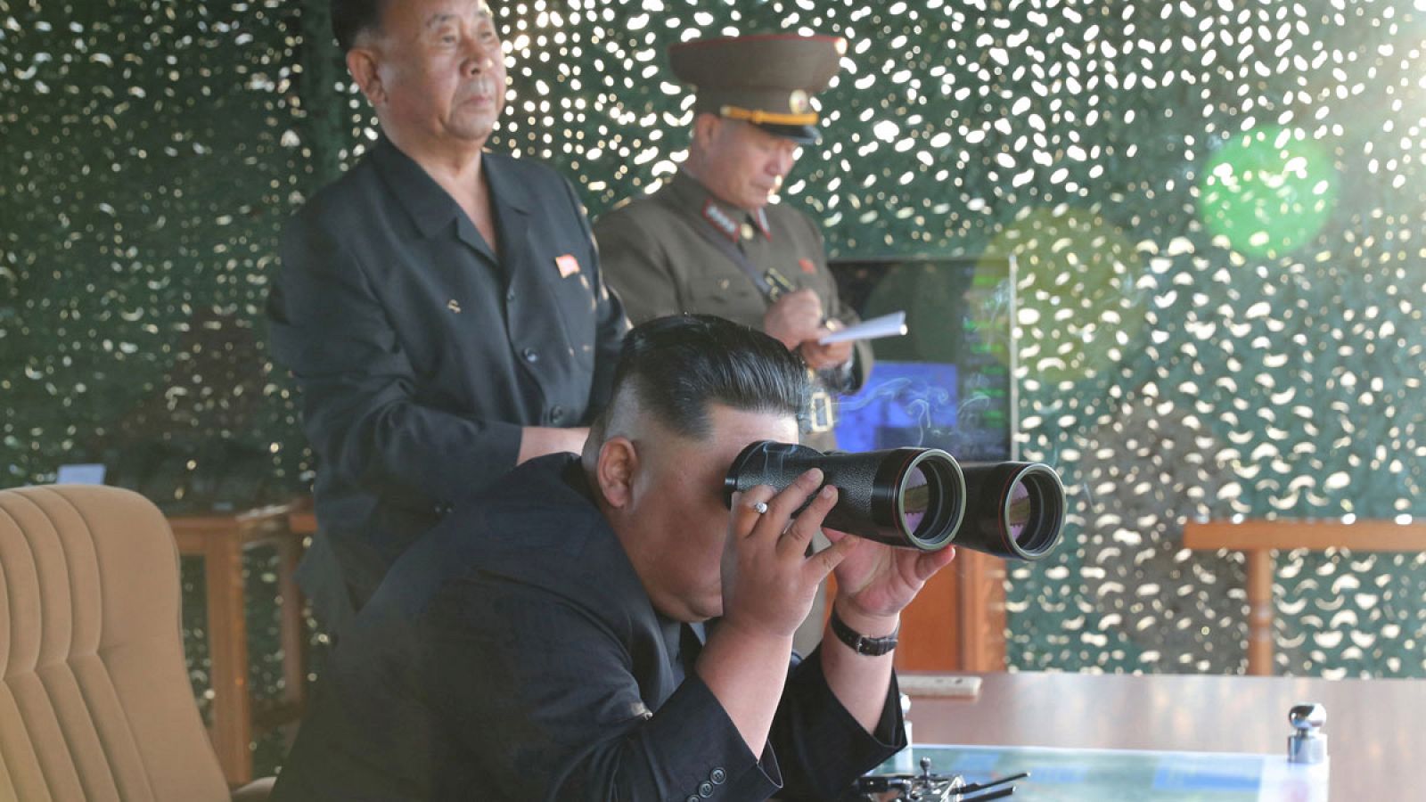 El líder norcoreano, Kim Jong-un, supervisando el lanzamiento.