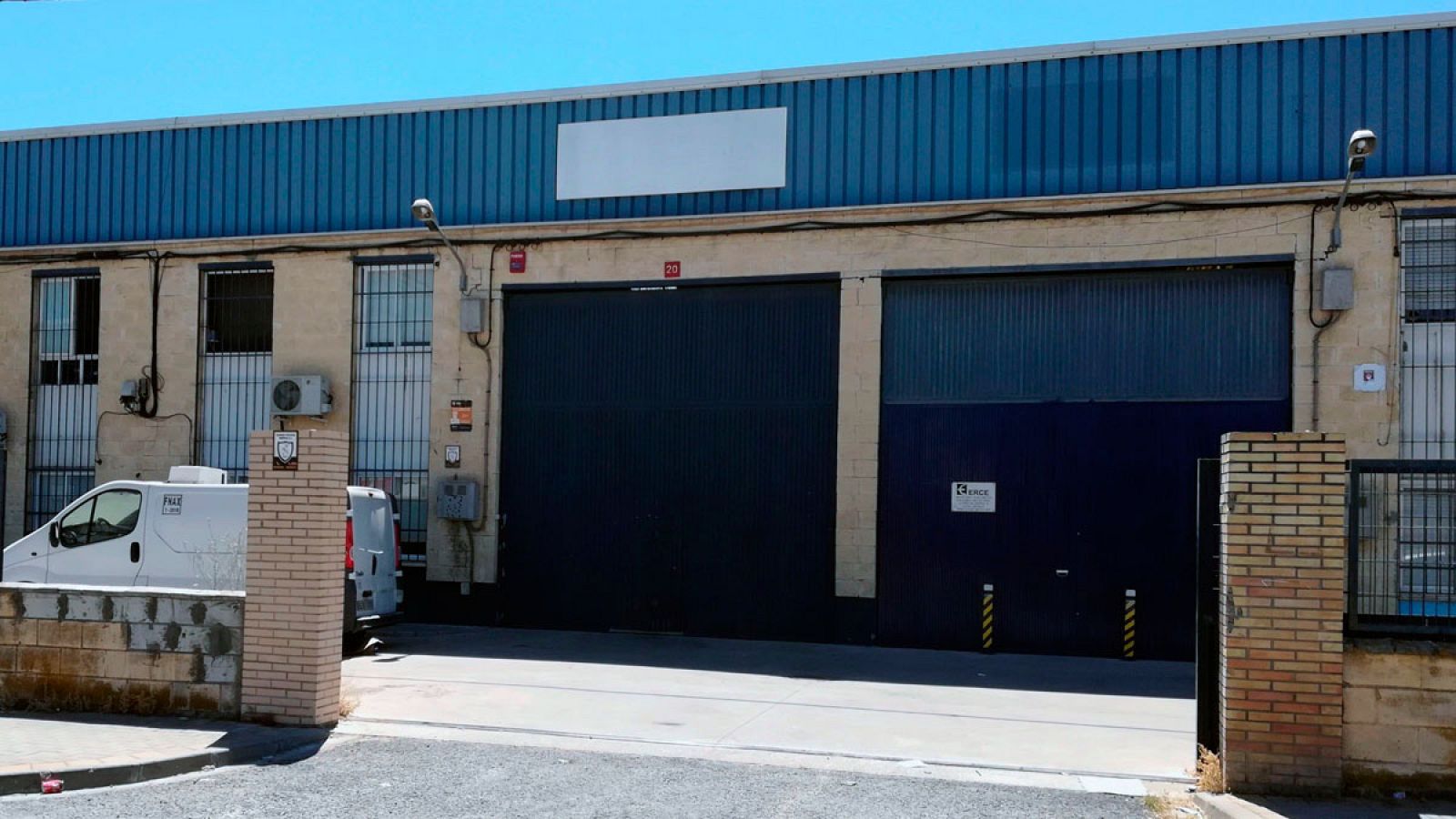 Fachada del edificio de la empresa sevillana Magrudis SL, situada en el polígono El Pino de Sevilla, que comercializaba la carne afectada con listeriosis