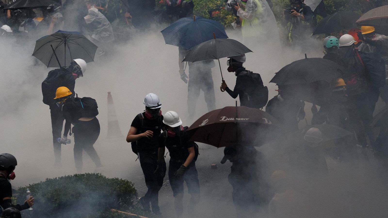 La Policía de Hong Kong dispara al aire