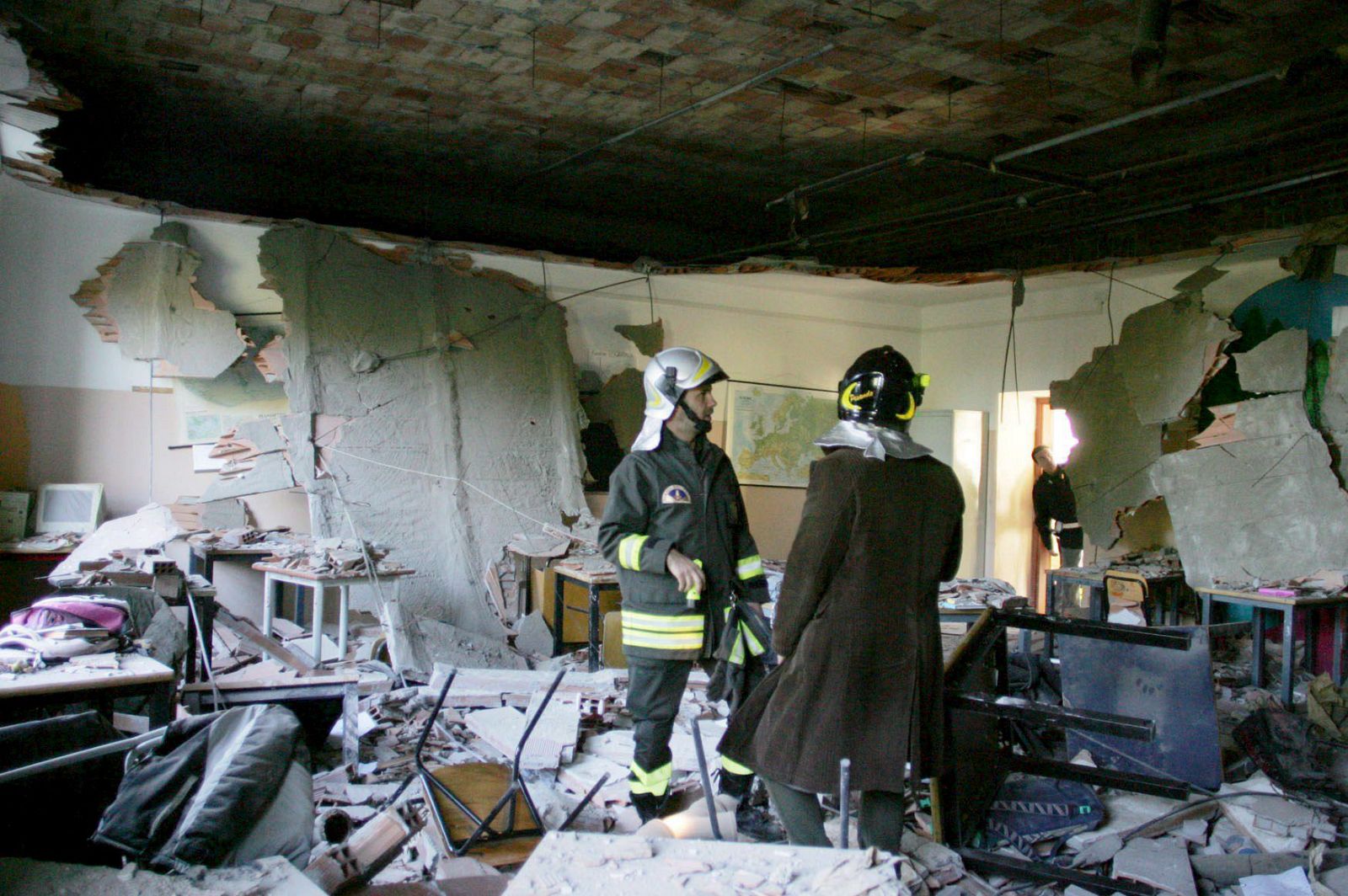 SE DERRUMBA UN FASO TECHO DE UNA CLASE EN UN COLEGIO DE RIVOLI, ITALIA. UN MUERTO Y 20 HERIDOS