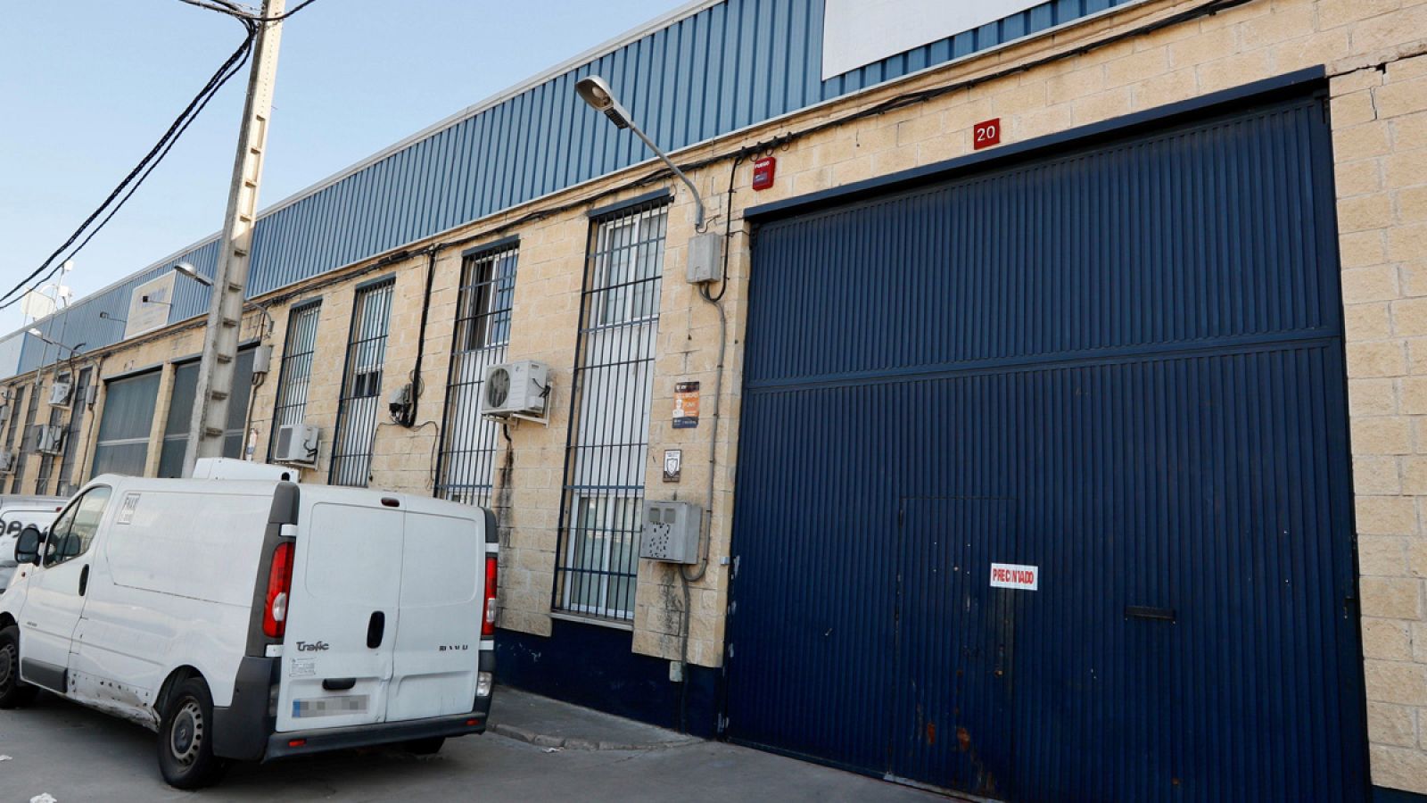 Fachada de la fábrica Magrudis, en el Polígono sevillano de El Pino