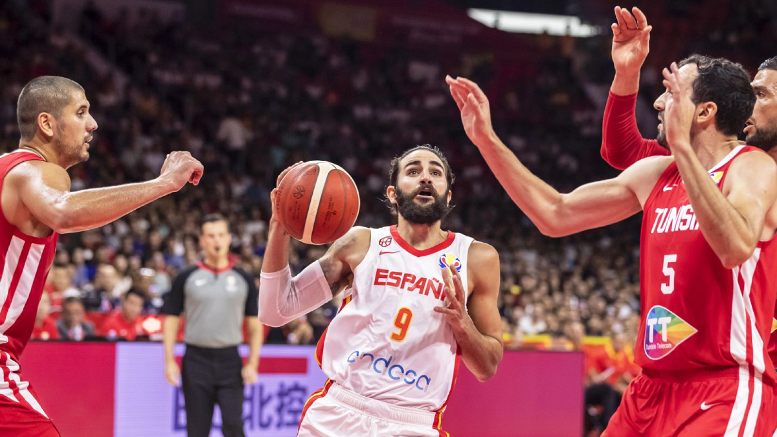 Ricky Rubio, rodeado de tres defensores tunecinos