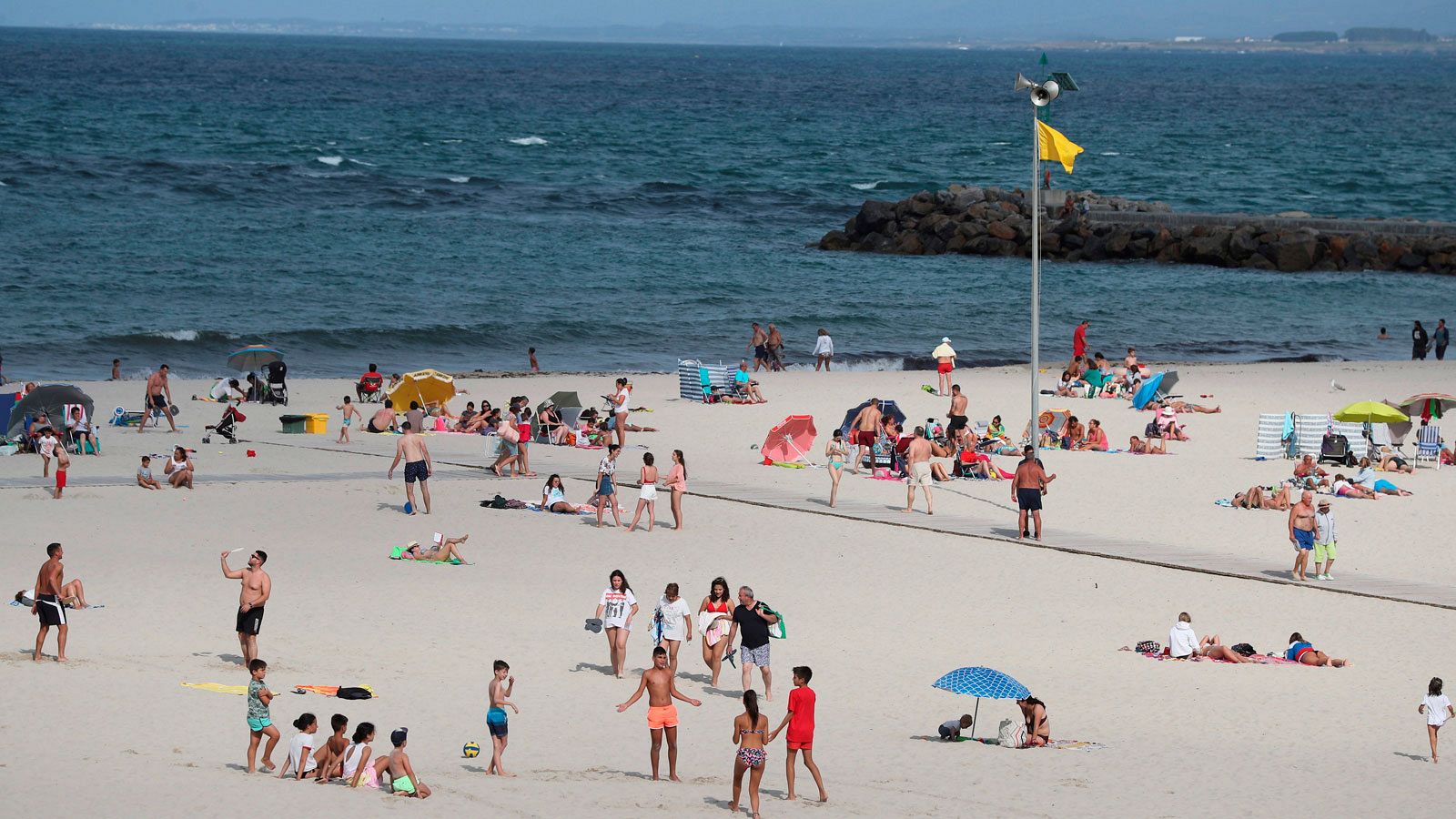 Turistas en la playa de A Rapadoira en Foz, Lugo