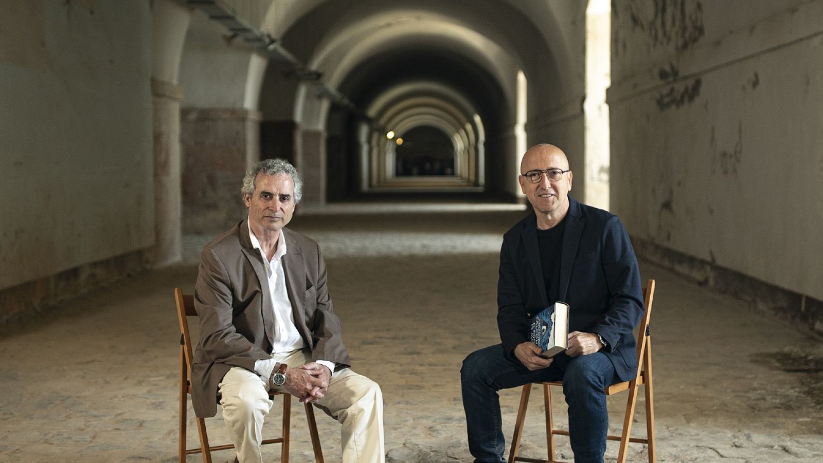 Idefonso Falcones con Óscar López durante la entrevista