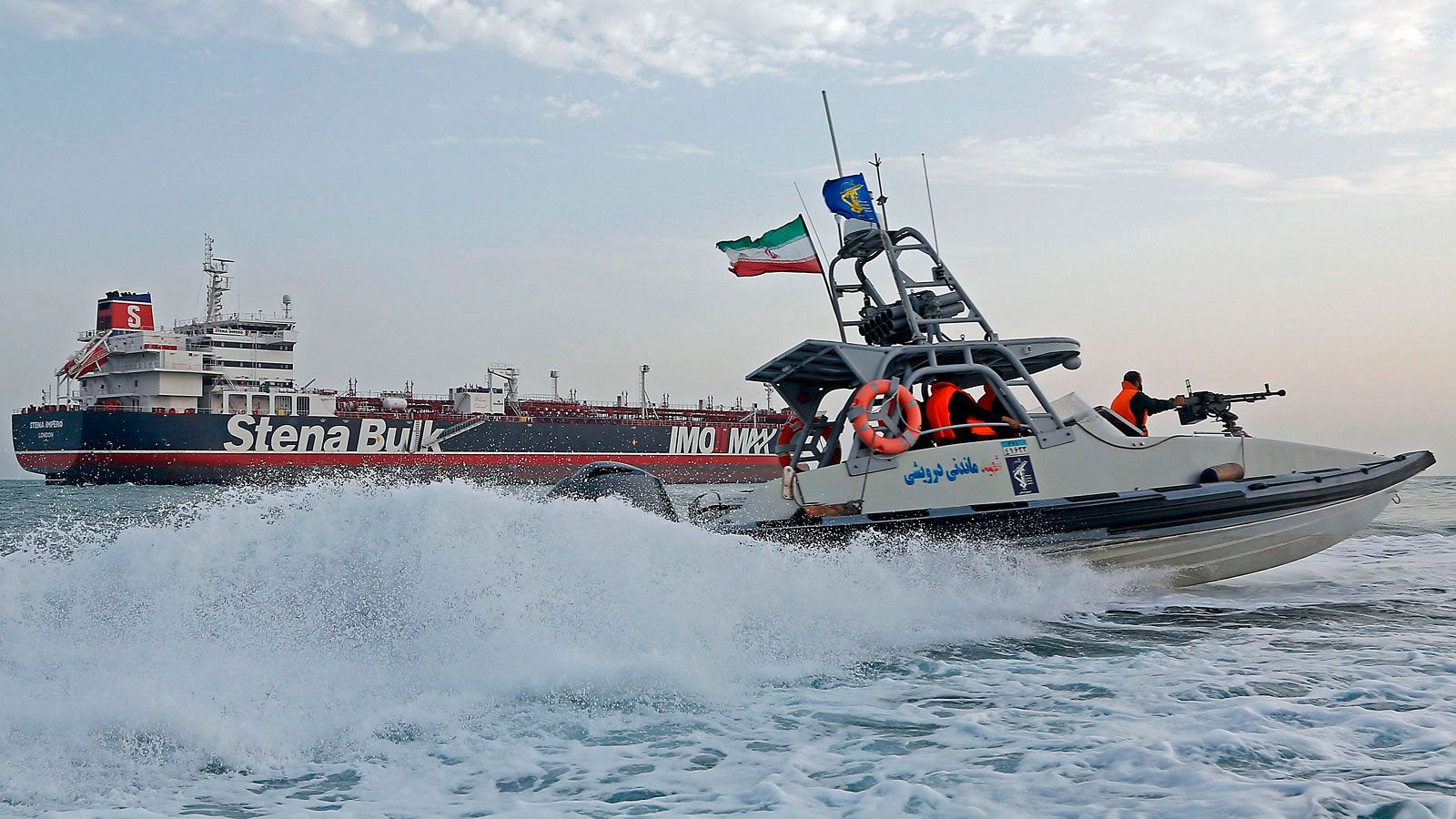 Imagen de archivo de una patrullera iraní junto al Stena Impero
