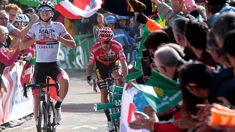 Poga�ar y Roglic clavan la bandera de Eslovenia en Los Machucos