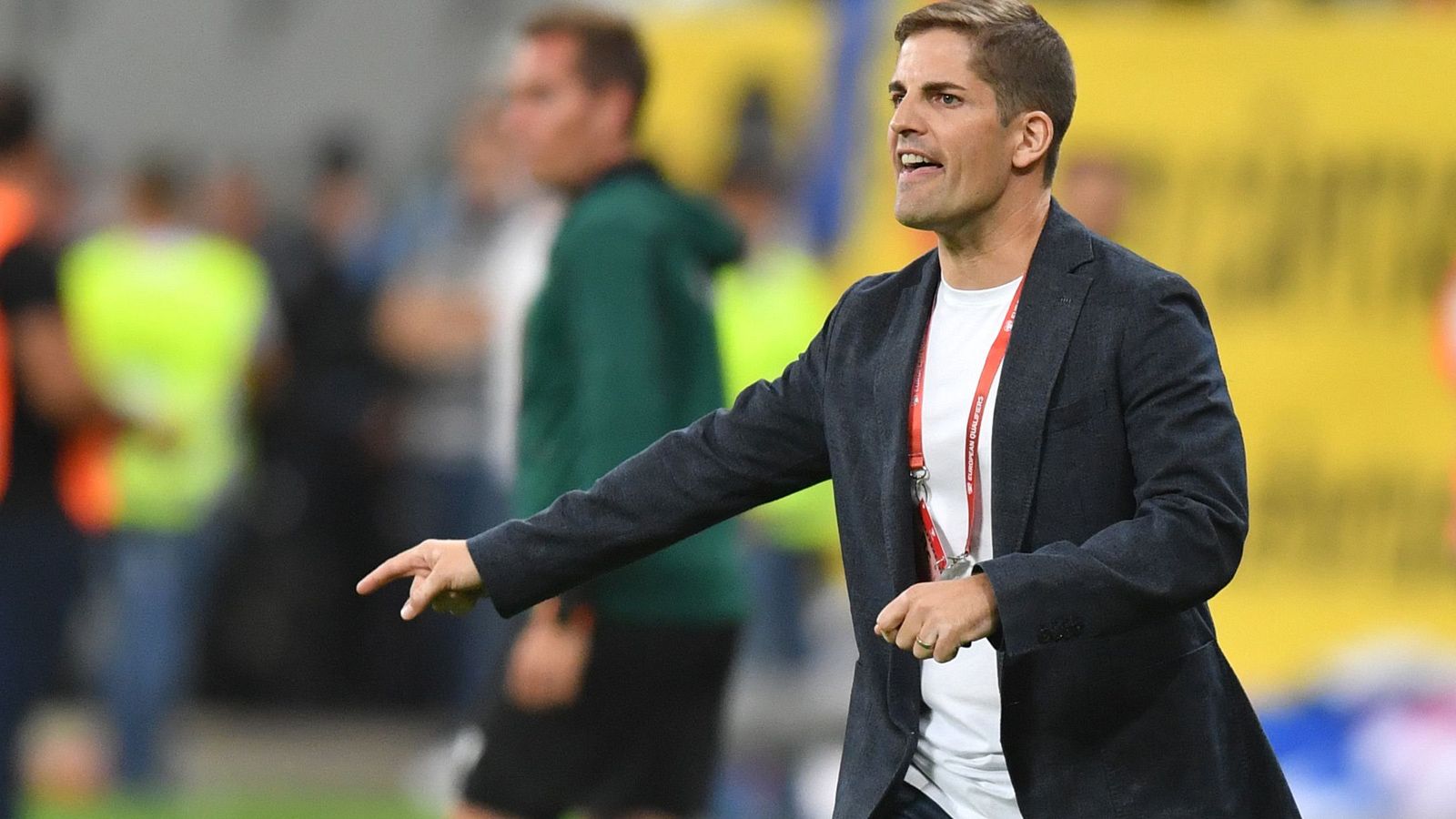 Robert Moreno da instrucciones en el partido ante Rumanía