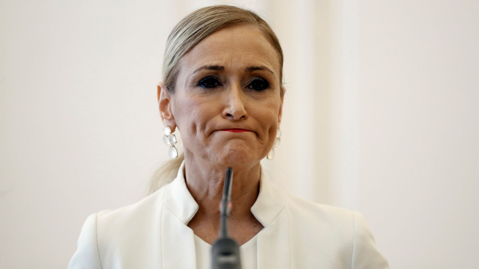Cristina Cifuentes, en la rueda de prensa en la que anunció su dimisión como presidenta de la Comunidad de Madrid, el 25 de abril de 2018