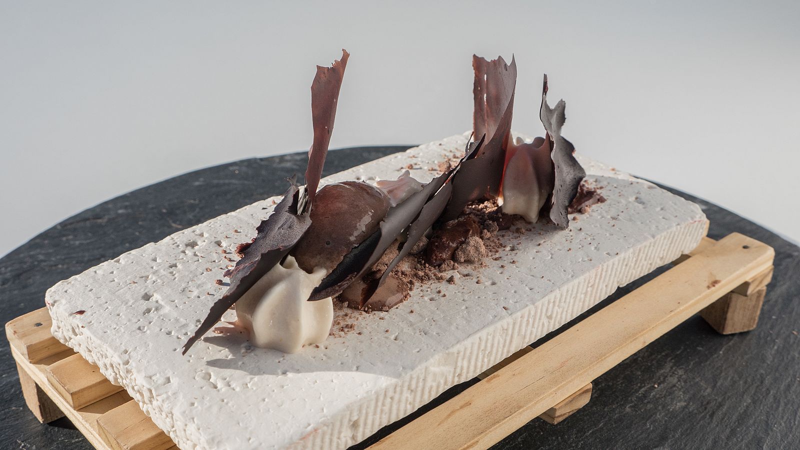 Receta de texturas dulces y saladas de xocolate con tejas frágiles de cacao