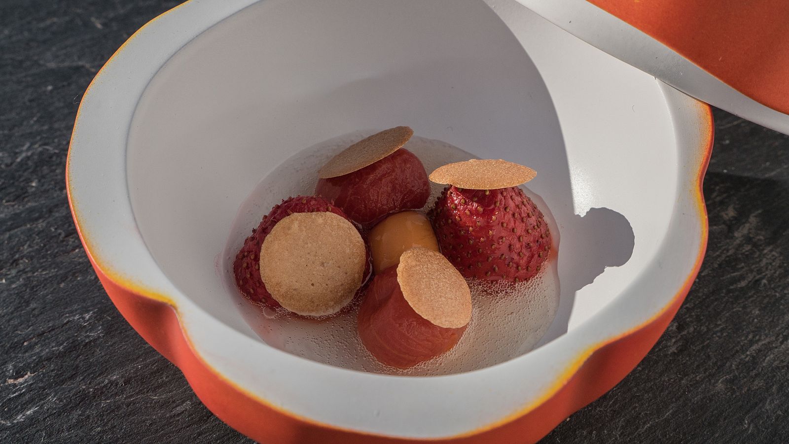 Receta de aguas de gazpacho, fresa y pequeños tomates pasificados, esferas de salmorejo y gotas de pan