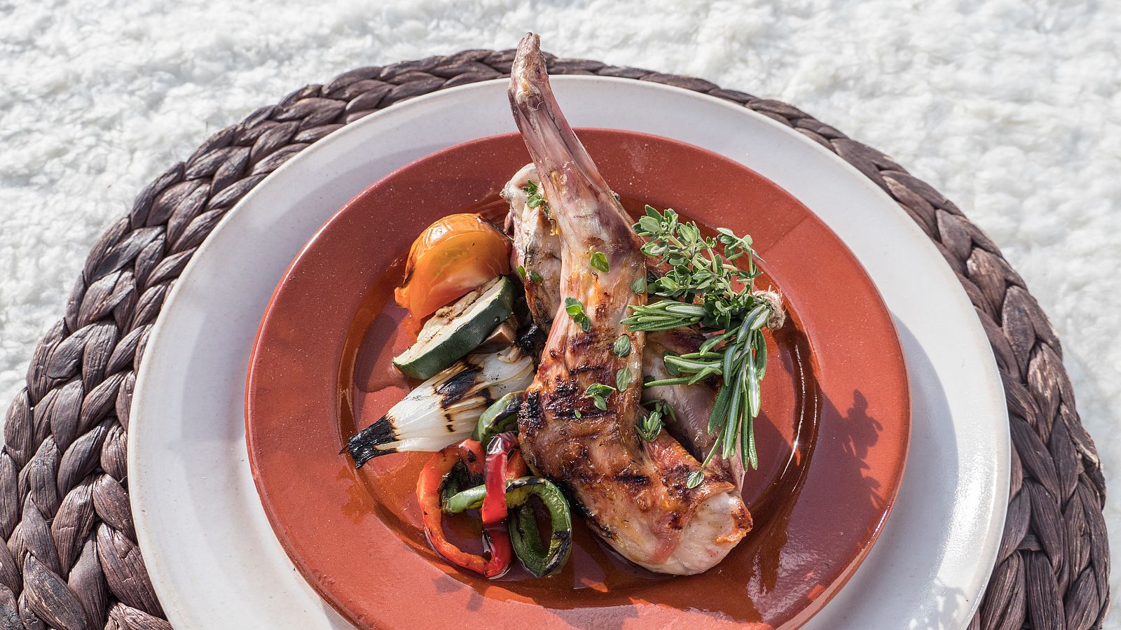 Receta de conejo asado con verduras a la brasa