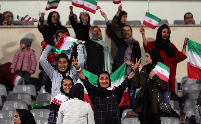 Irán permitirá a las mujeres asistir a los partidos de fútbol de su selección tras la inmolación de Sahar Khabazi