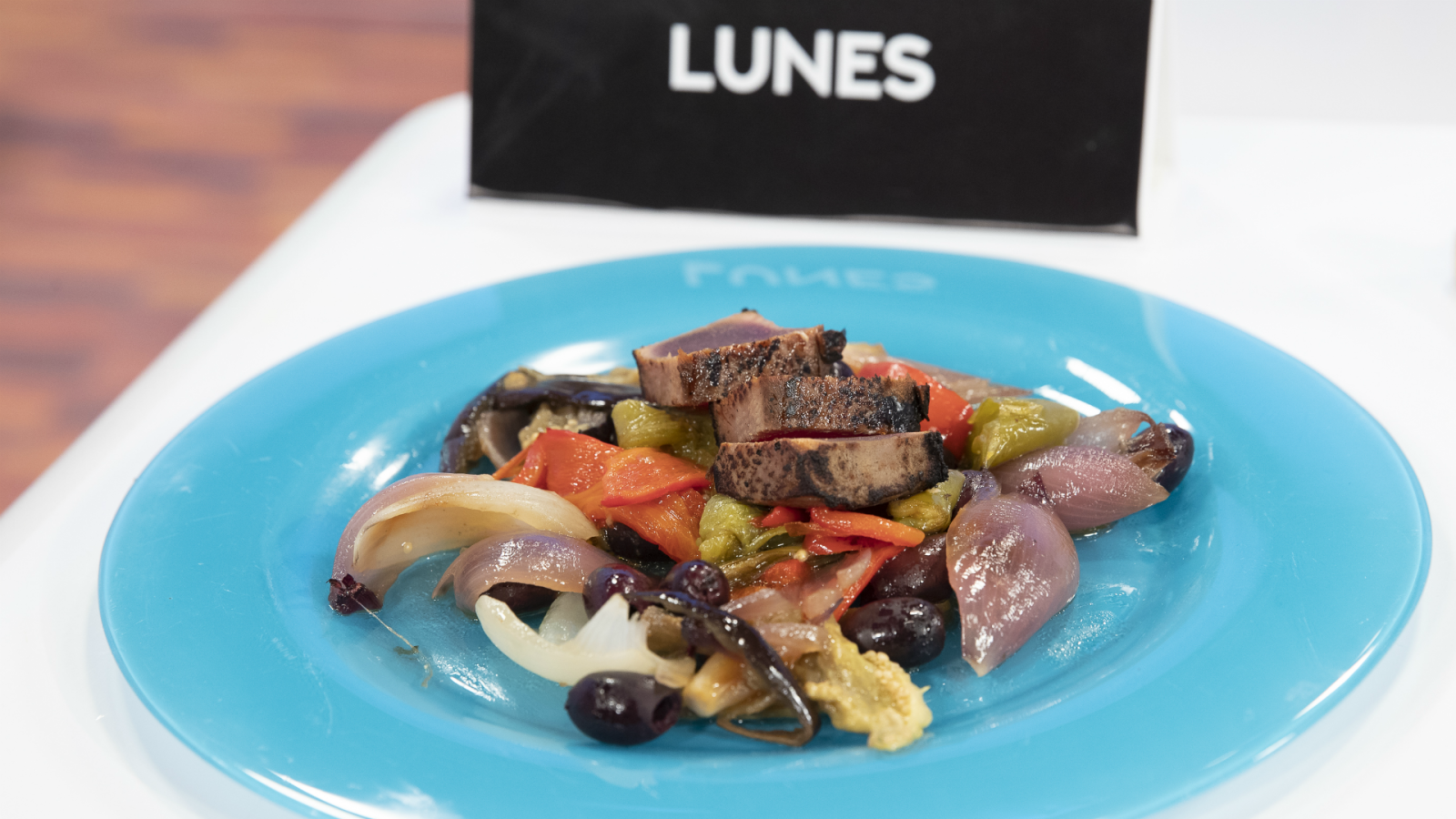 Lunes - Escalibada con tataki de atún