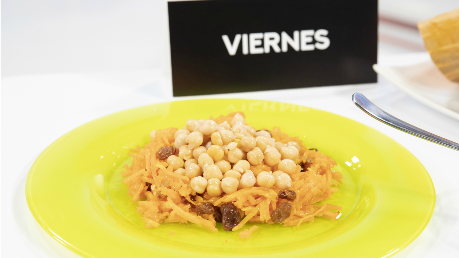 Viernes - Wok de tallarines de calabaza con uvas pasas y garbanzos