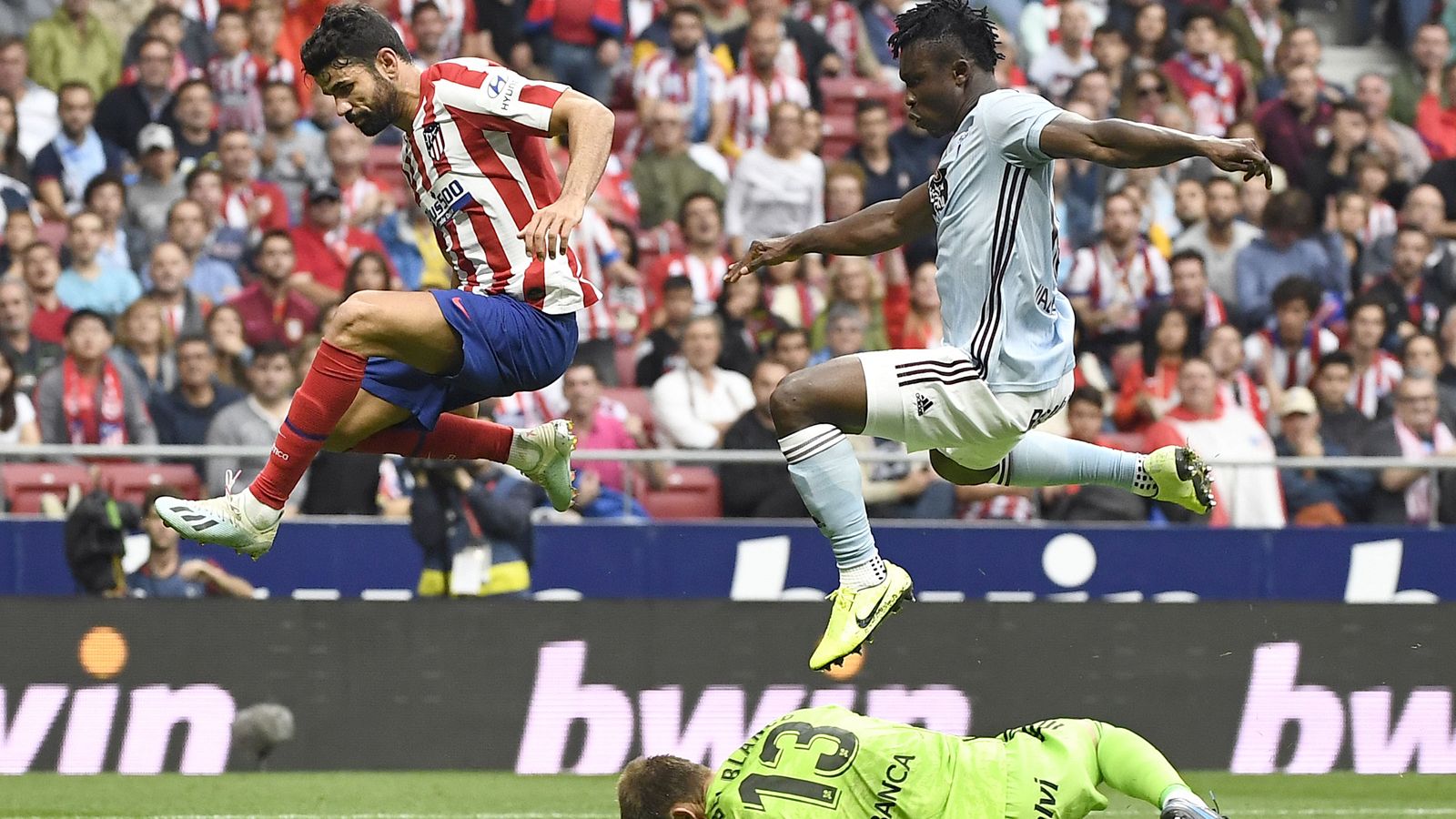 Costa y Aidoo saltan por encima del portero del Celta Rubén