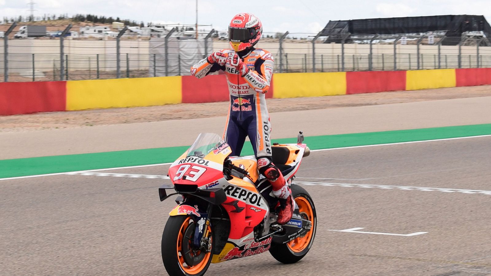 Márquez hace el gesto de pescar al cruzar la línea de meta