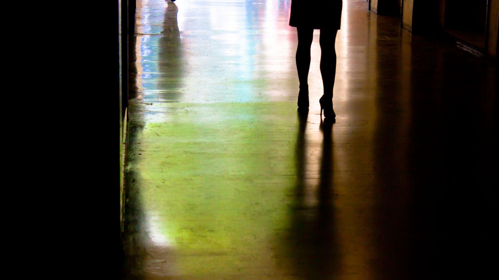 Imagen de archivo de la silueta de una mujer