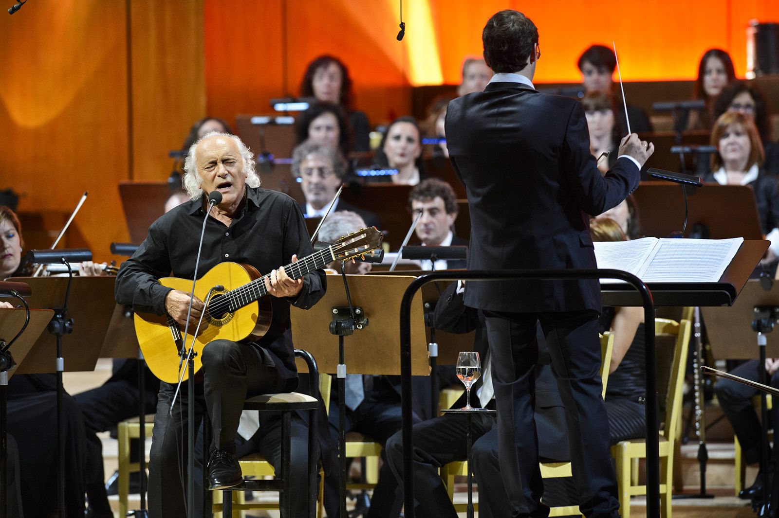 Amancio Prada con la Orquesta y Coro RTVE en 2015