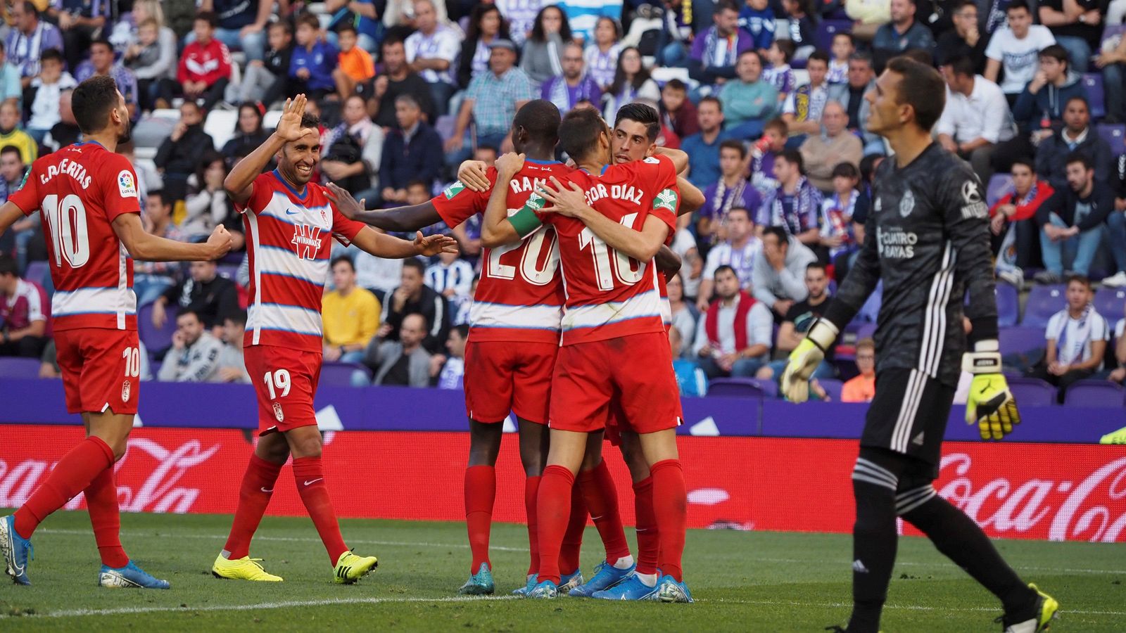 Los jugadores del Granada celebran su gol en Zorrilla