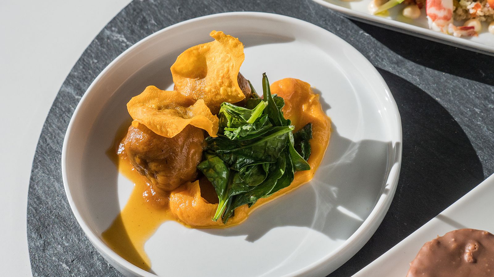 Receta de albóndigas con ternera ecológica con texturas de boniato y espinaca