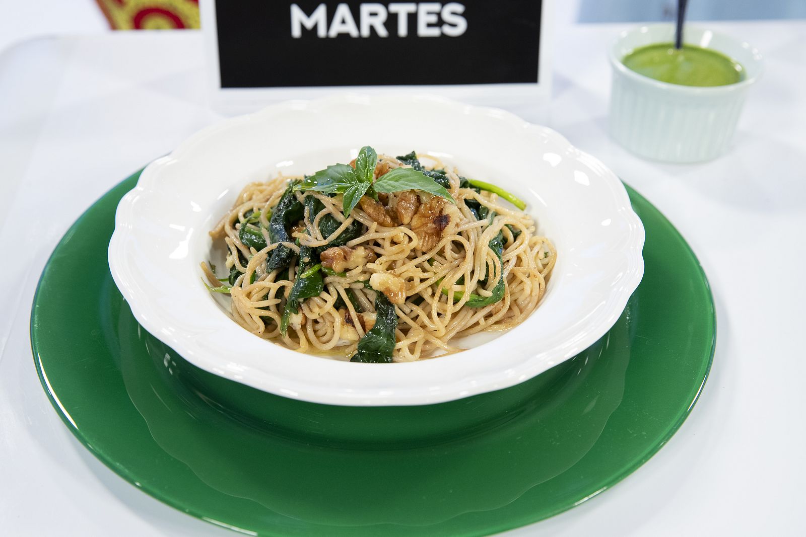 Martes - Pasta integral con pesto de espinacas y guisantes