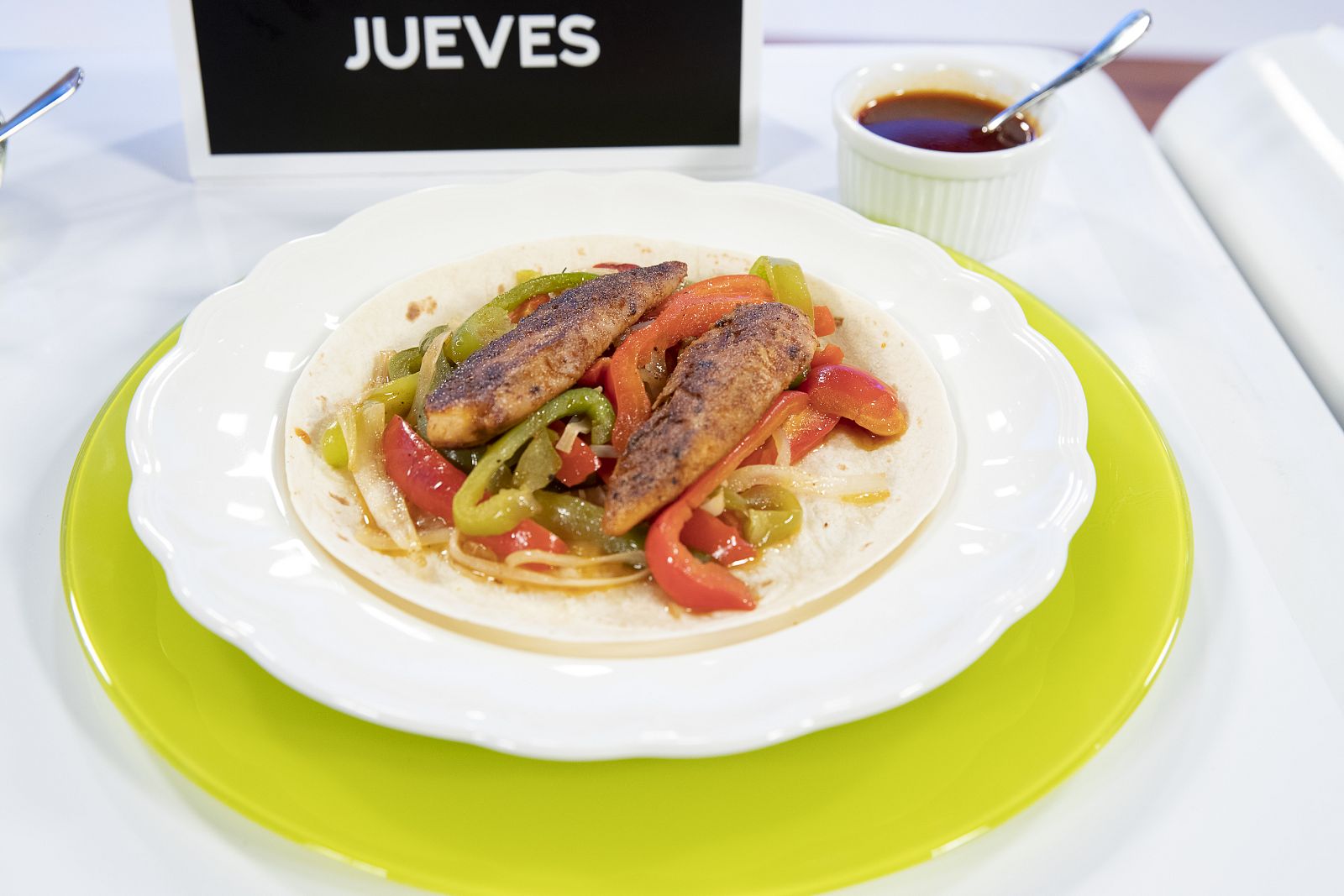 Jueves - Fajitas integrales con salteado de pollo especiado