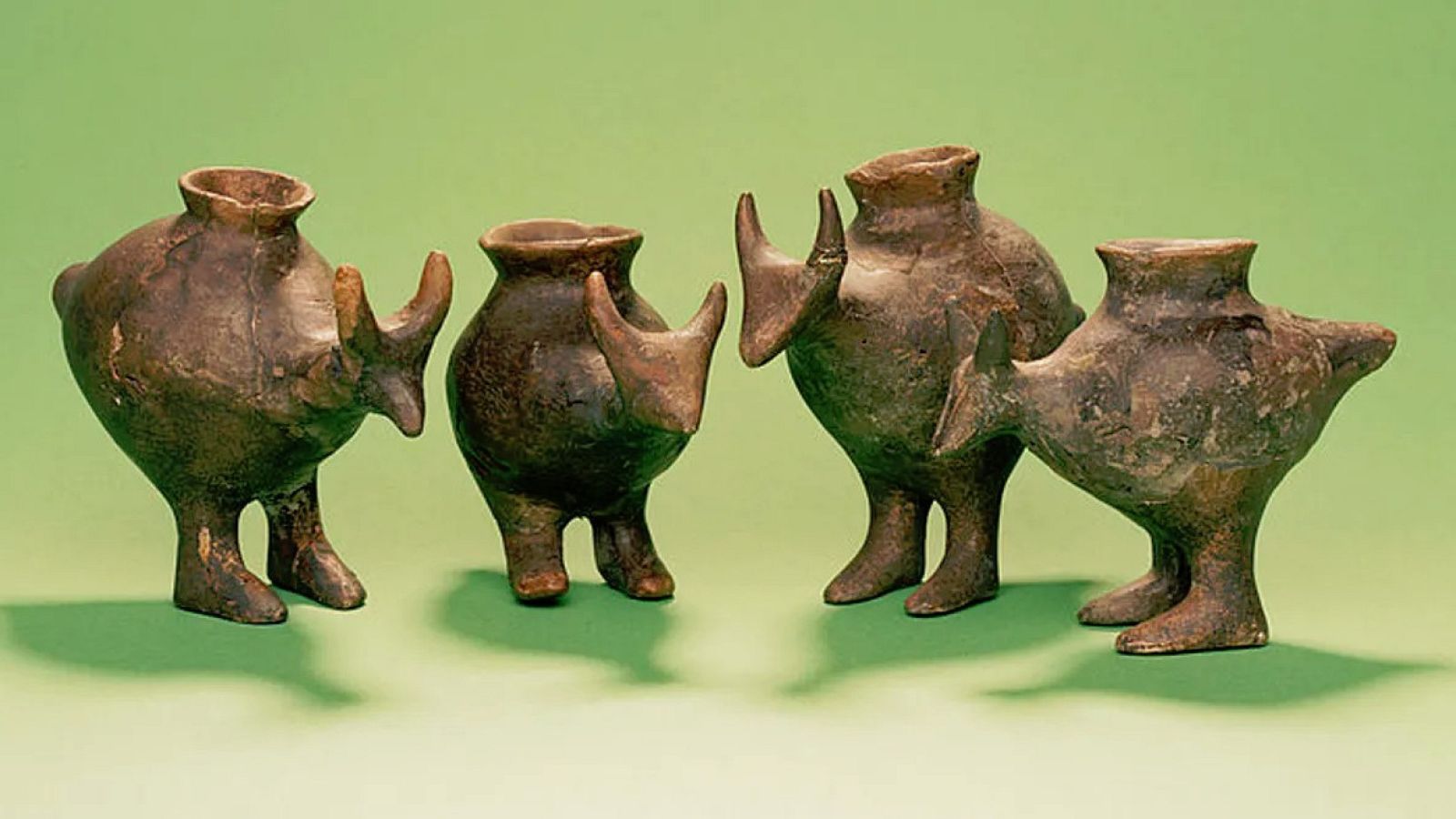 Algunos de estos recipientes tienen forma de animales imaginarios.