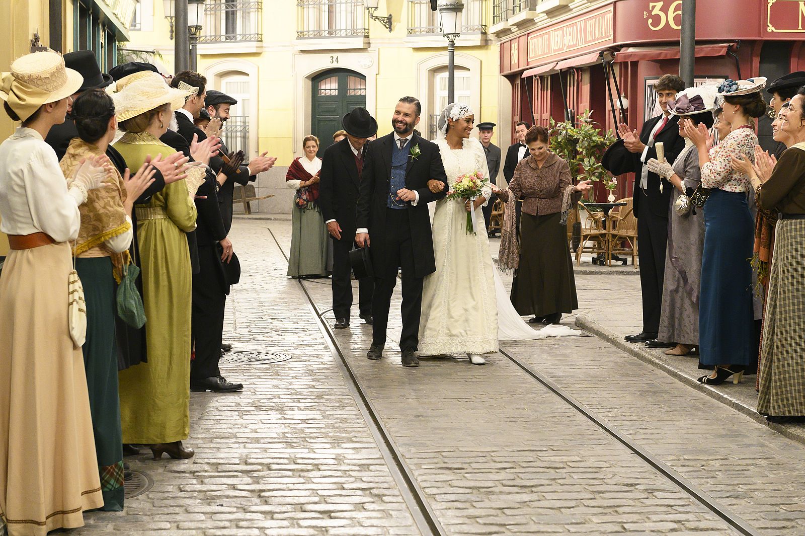 Marcia y Felipe llegan a la iglesia