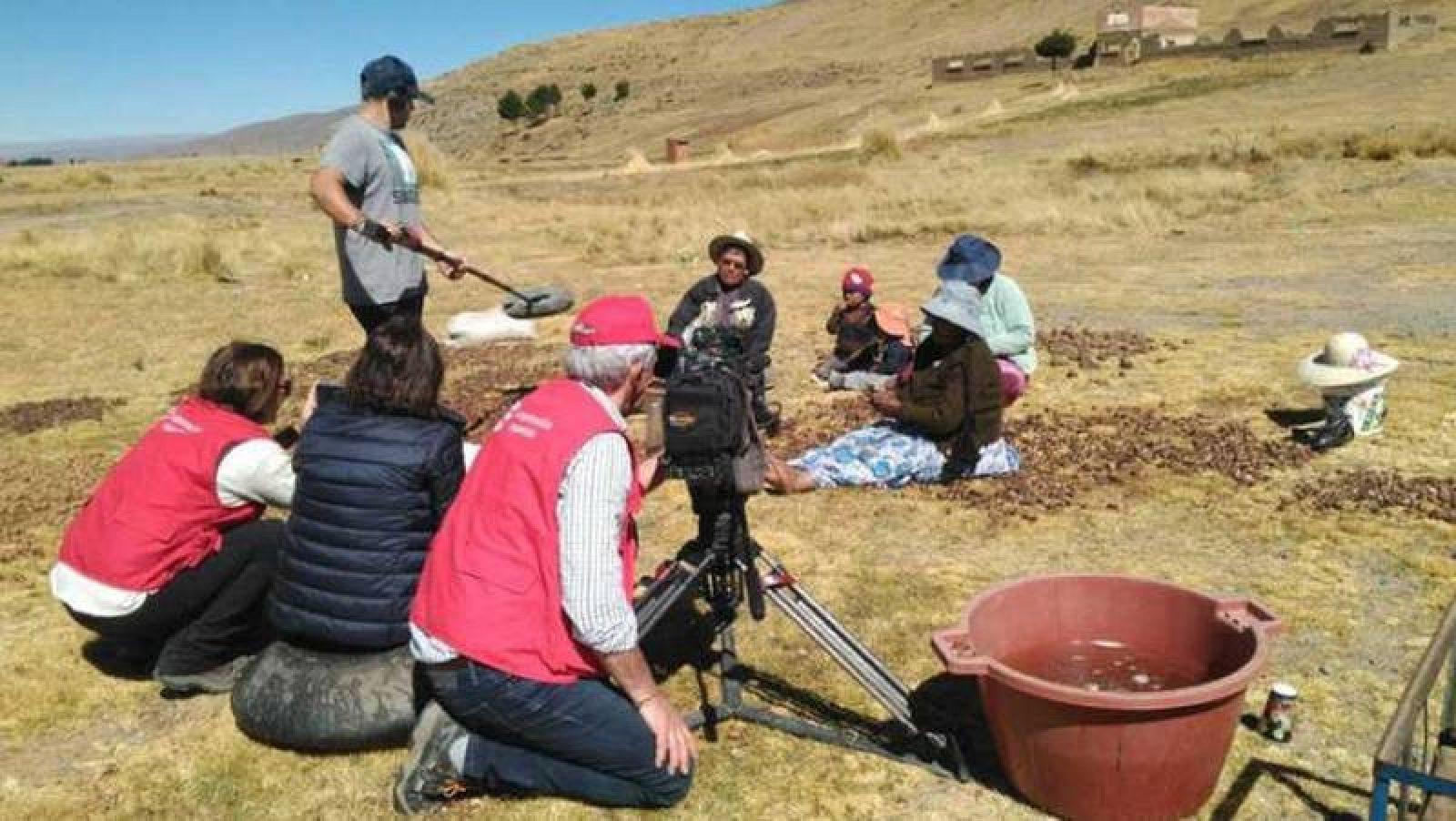 El equipo de 'Informe Semanal' grabando en el altiplano de Bolivia.