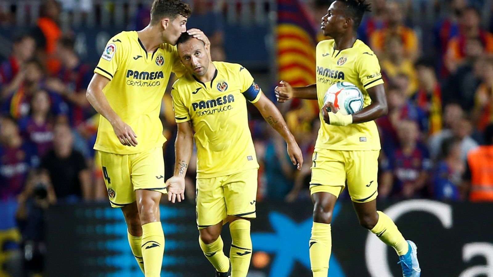 Santi Cazorla, felicitado por sus compañeros