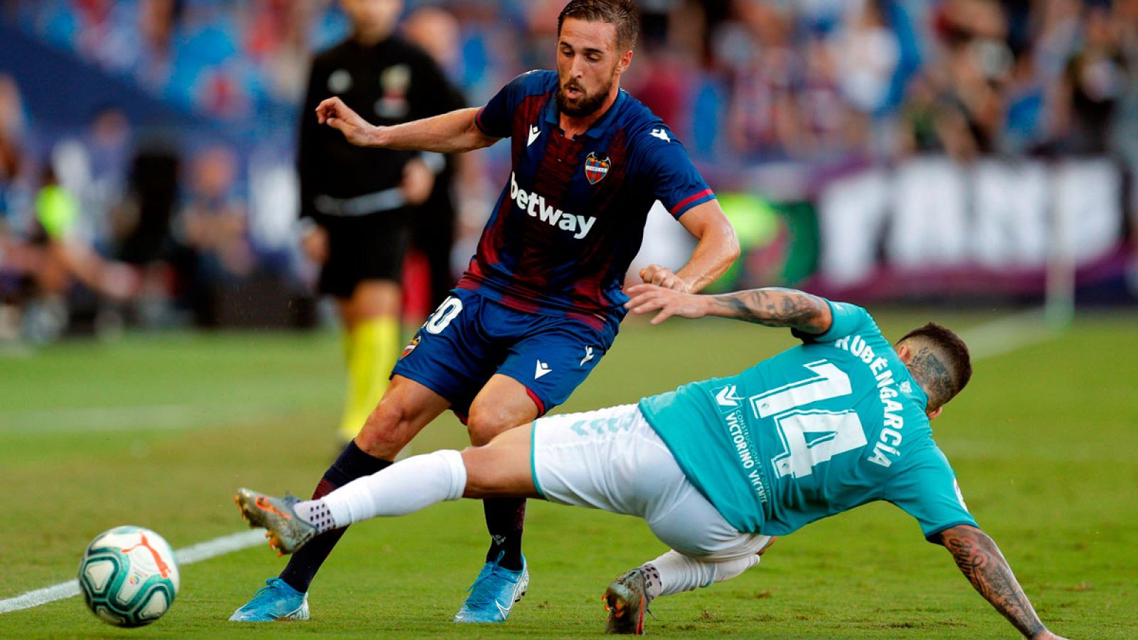 Ruben García trata de robar el balón a Jorge Miramón