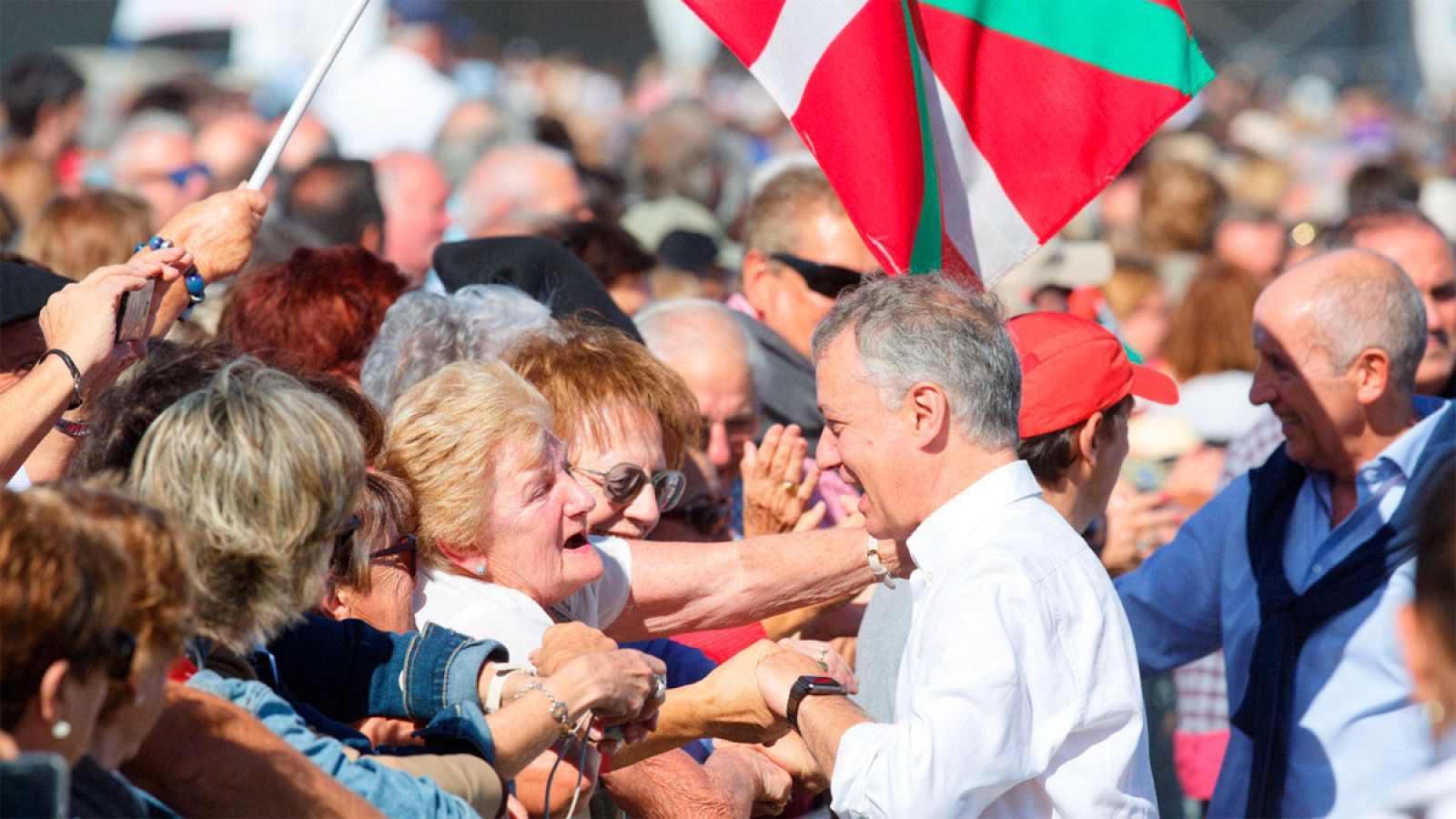 El lehendakari, Iñigo Urkullu, saluda a los simpatizantes del PNV que han asistido al Alderdi Eguna