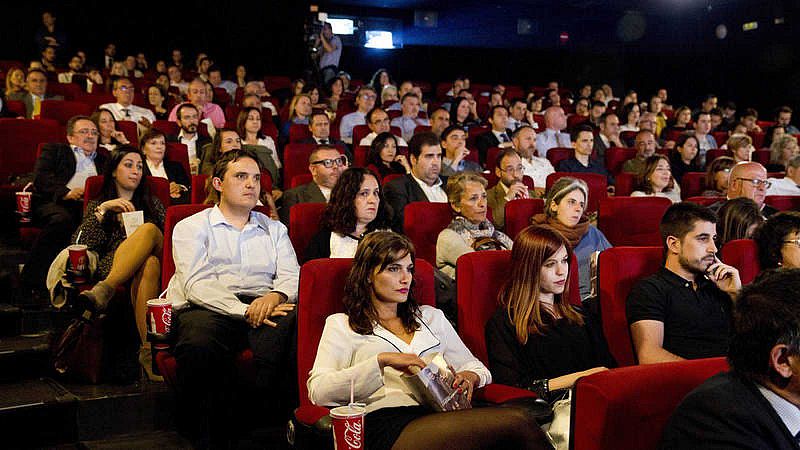 El cine, la música, la lectura y los espectáculos en directo son las actividades culturales preferidas por los españoles