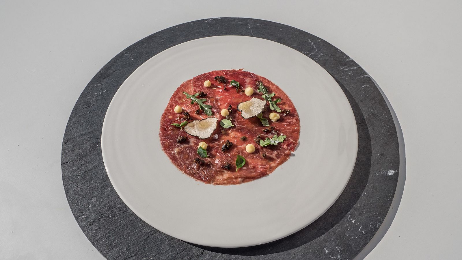 Receta de carpaccio de vaca con cremoso de parmesano y salsa tartufata