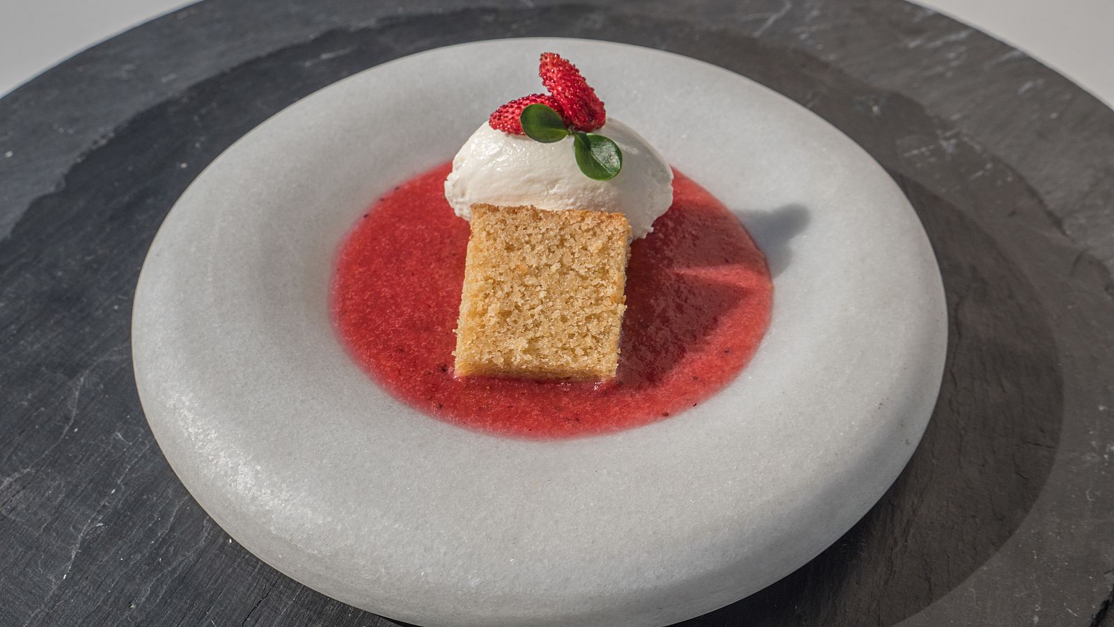 Receta de helado de yogur, bizcocho integral y sopa de fresones