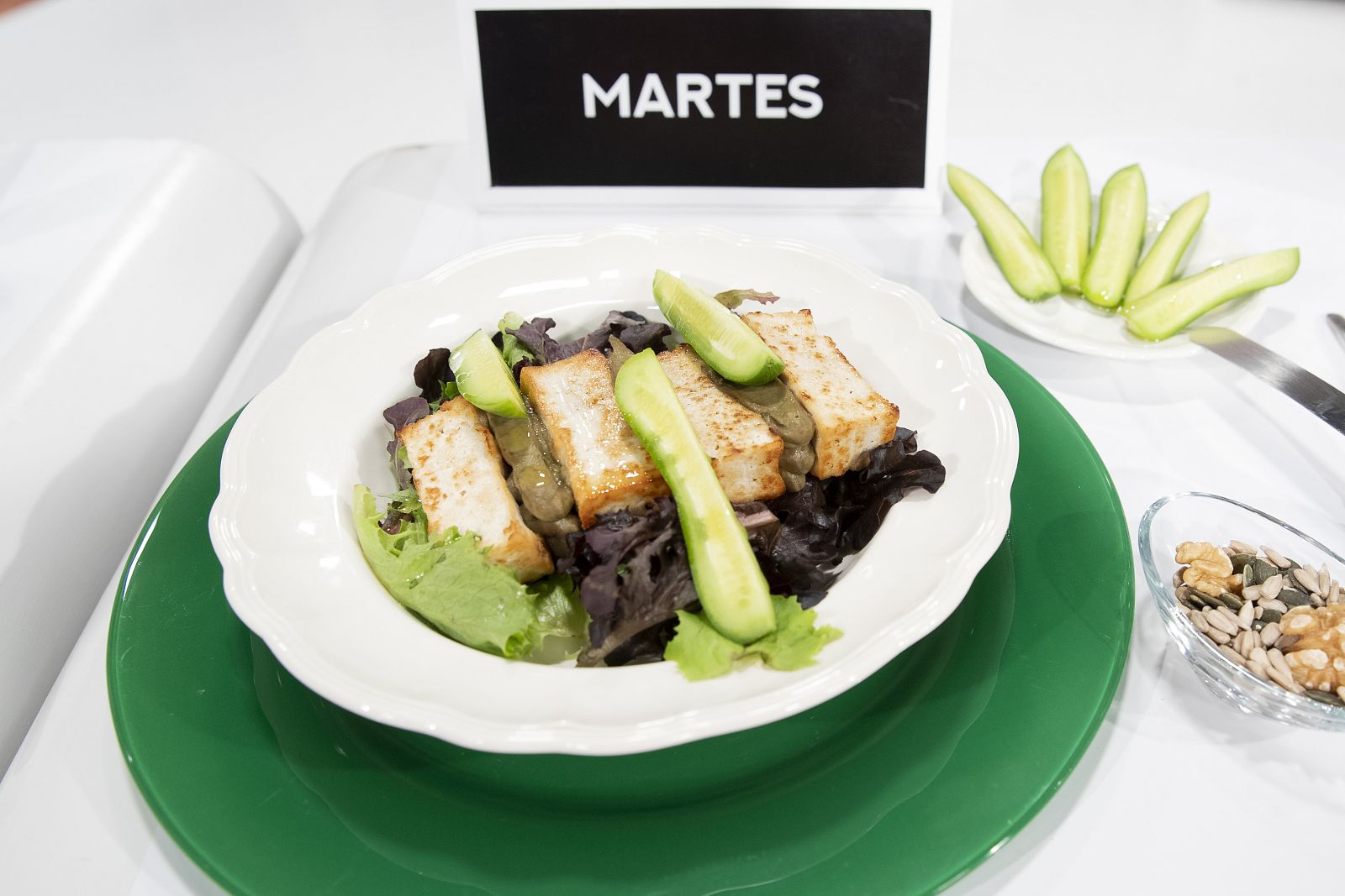 Martes - Ensalada césar con tofu y salsa césar de aguacate