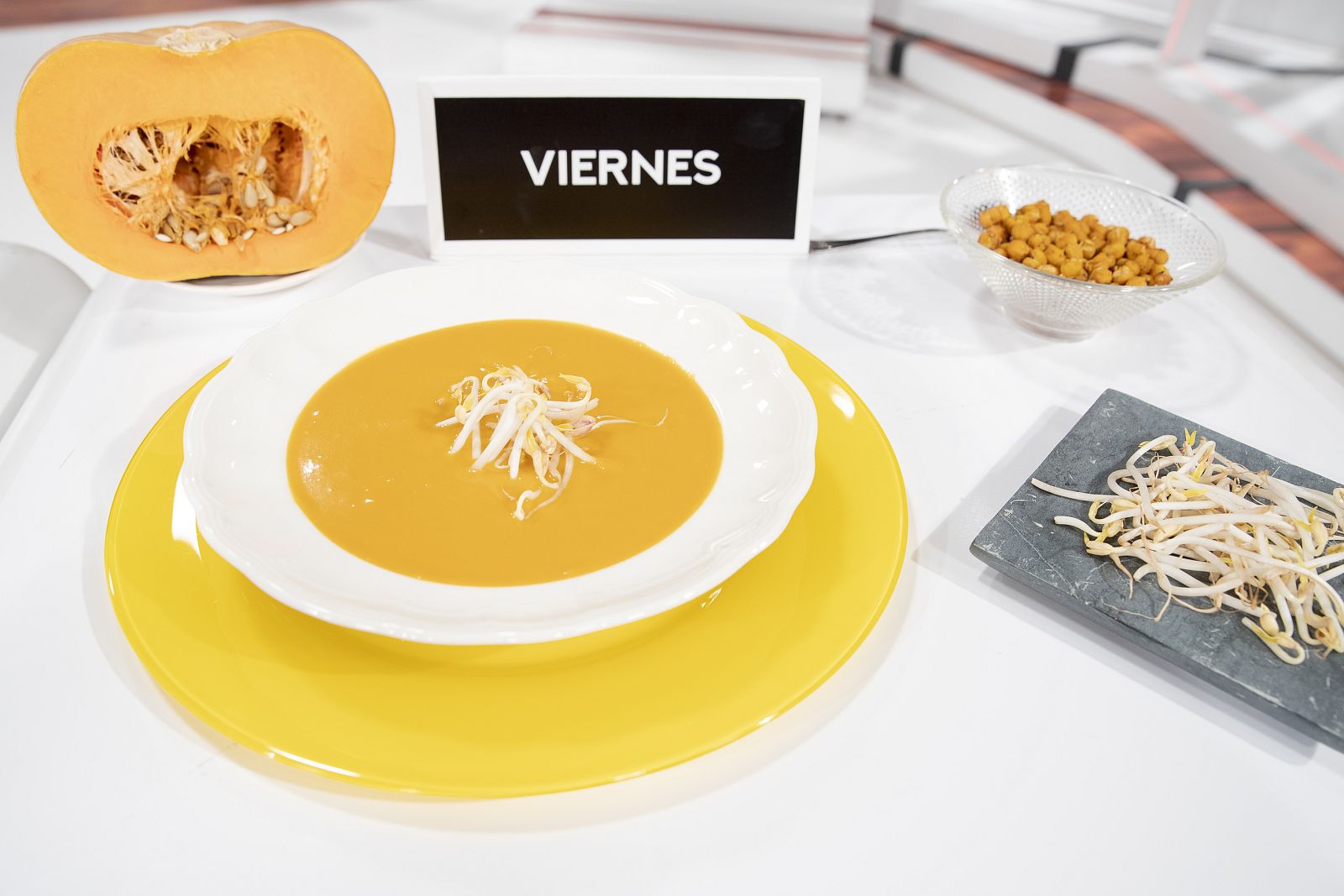 Viernes - Crema de calabaza con garbanzos especiados y brotes