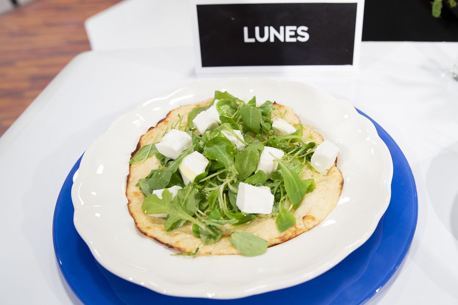 Lunes - Pizza con masa de coliflor de salmón ahumado, rúcula y queso fresco