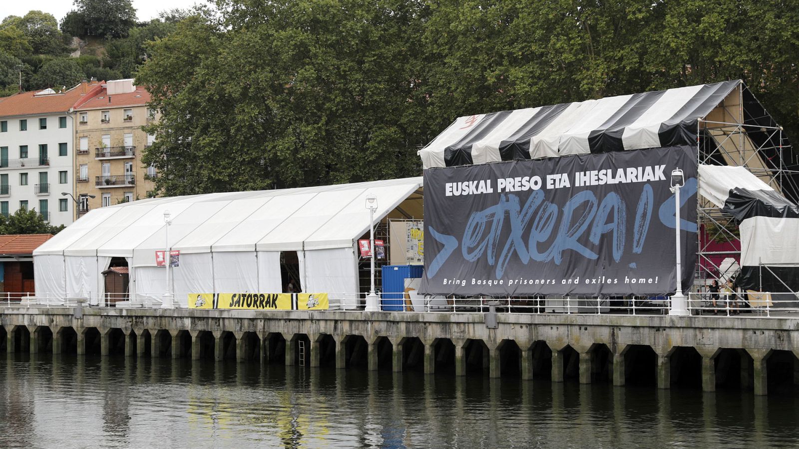 Cartel con el lema "Presos y refugiados vascos a casa", en Bilbao, en una imagen de archivo