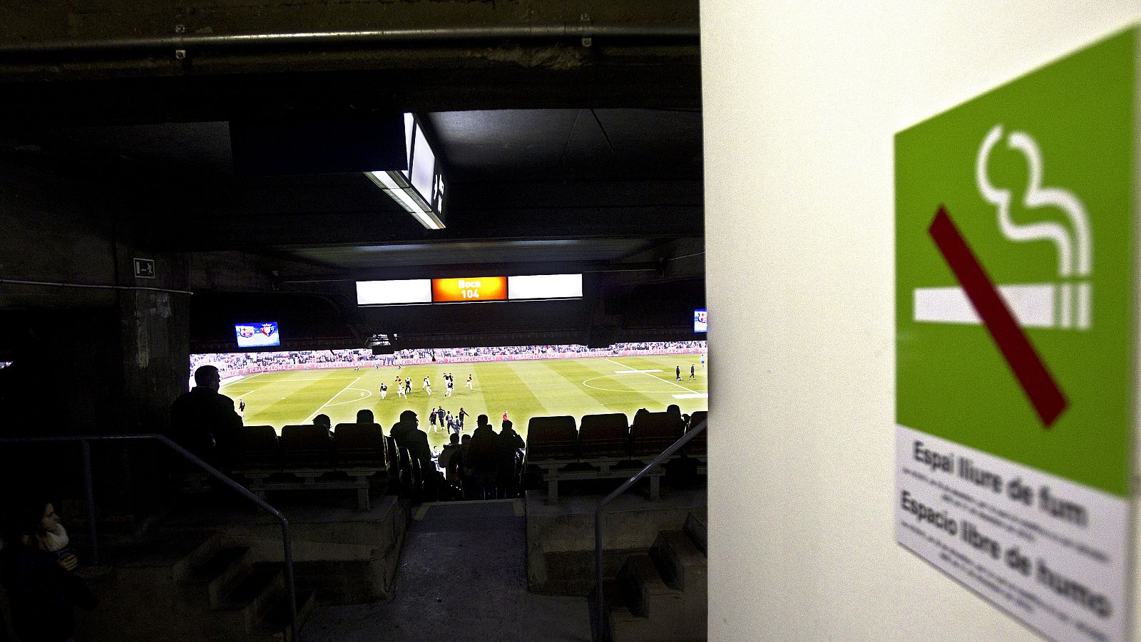 La FIFA pide a las federaciones que prohíba fumar en los estadios