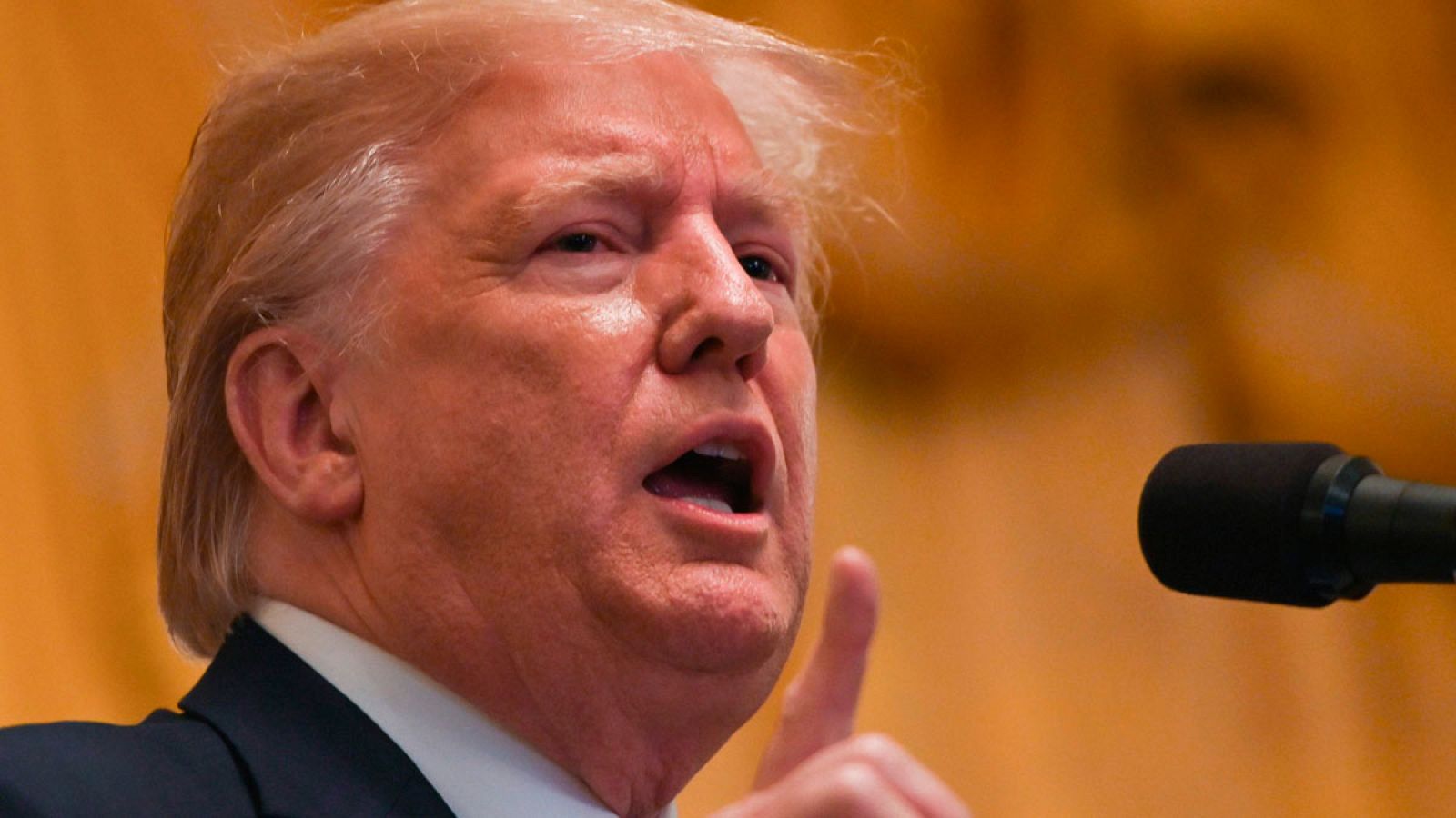 Trump ordena denegar visados a inmigrantes que no puedan pagar por su salud