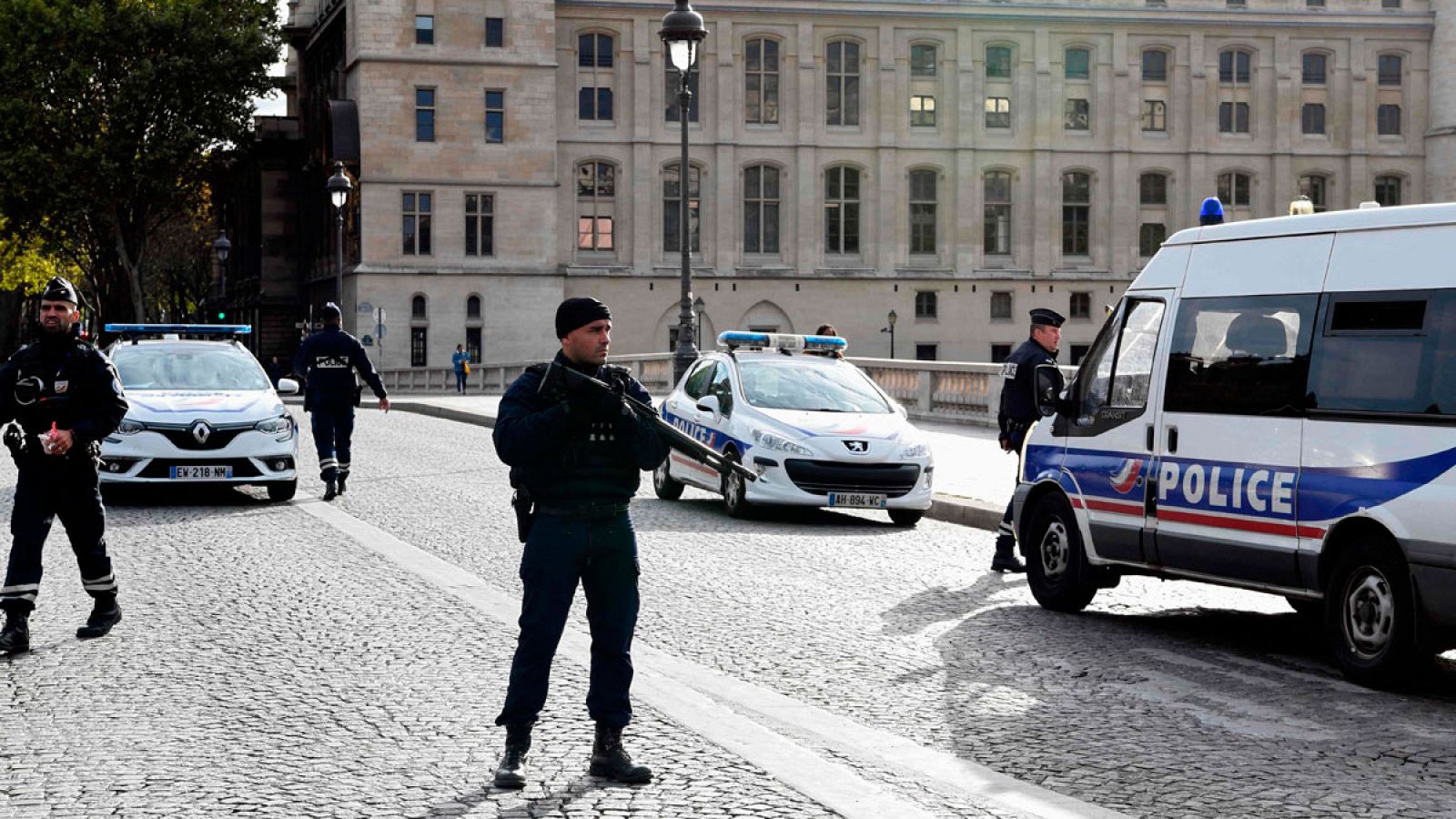 Fuerzas de seguridad francesa a la salida de la Prefectura de París