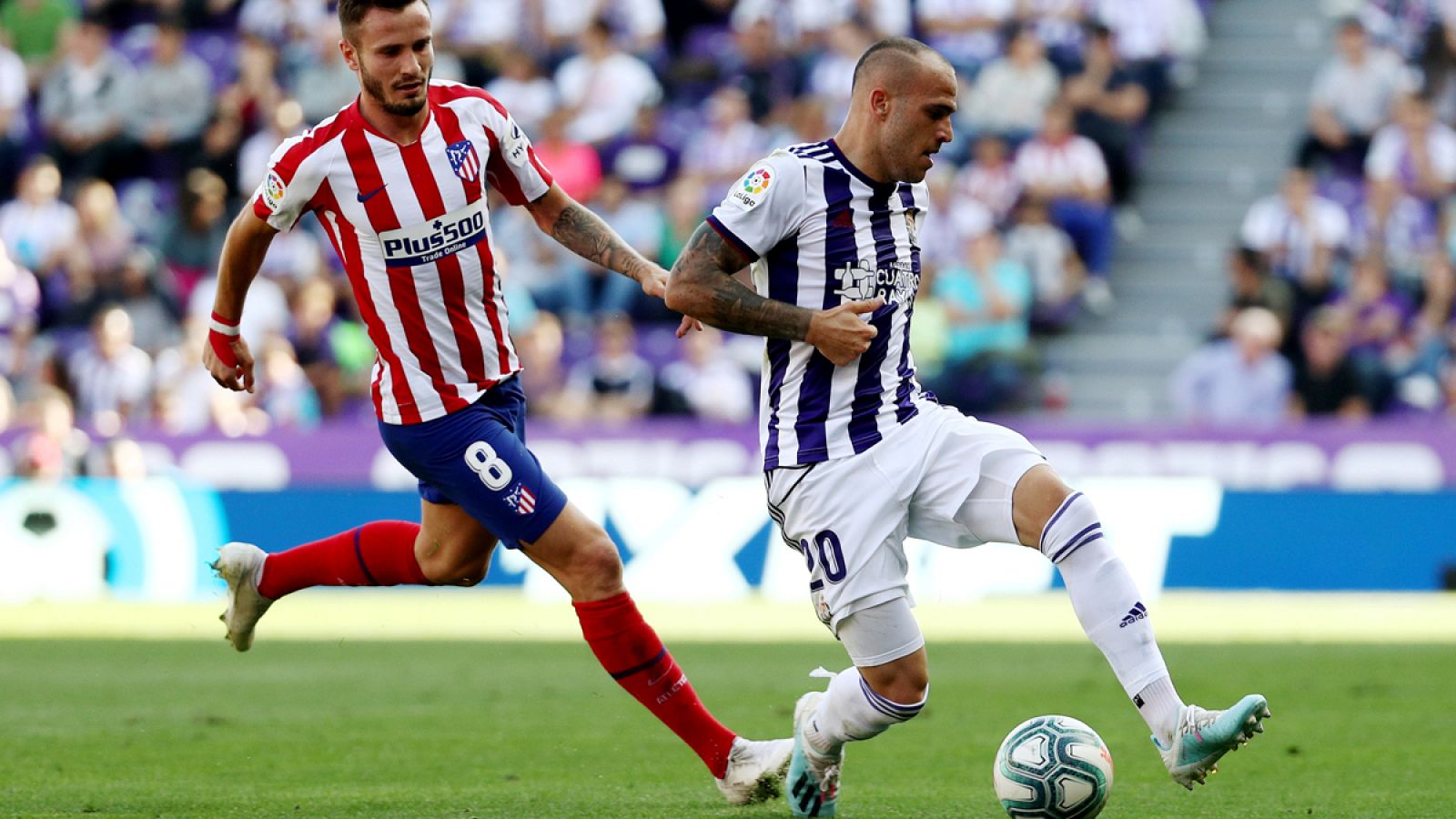 Saúl (i) y Sandro (d) pelean por un balón dividido