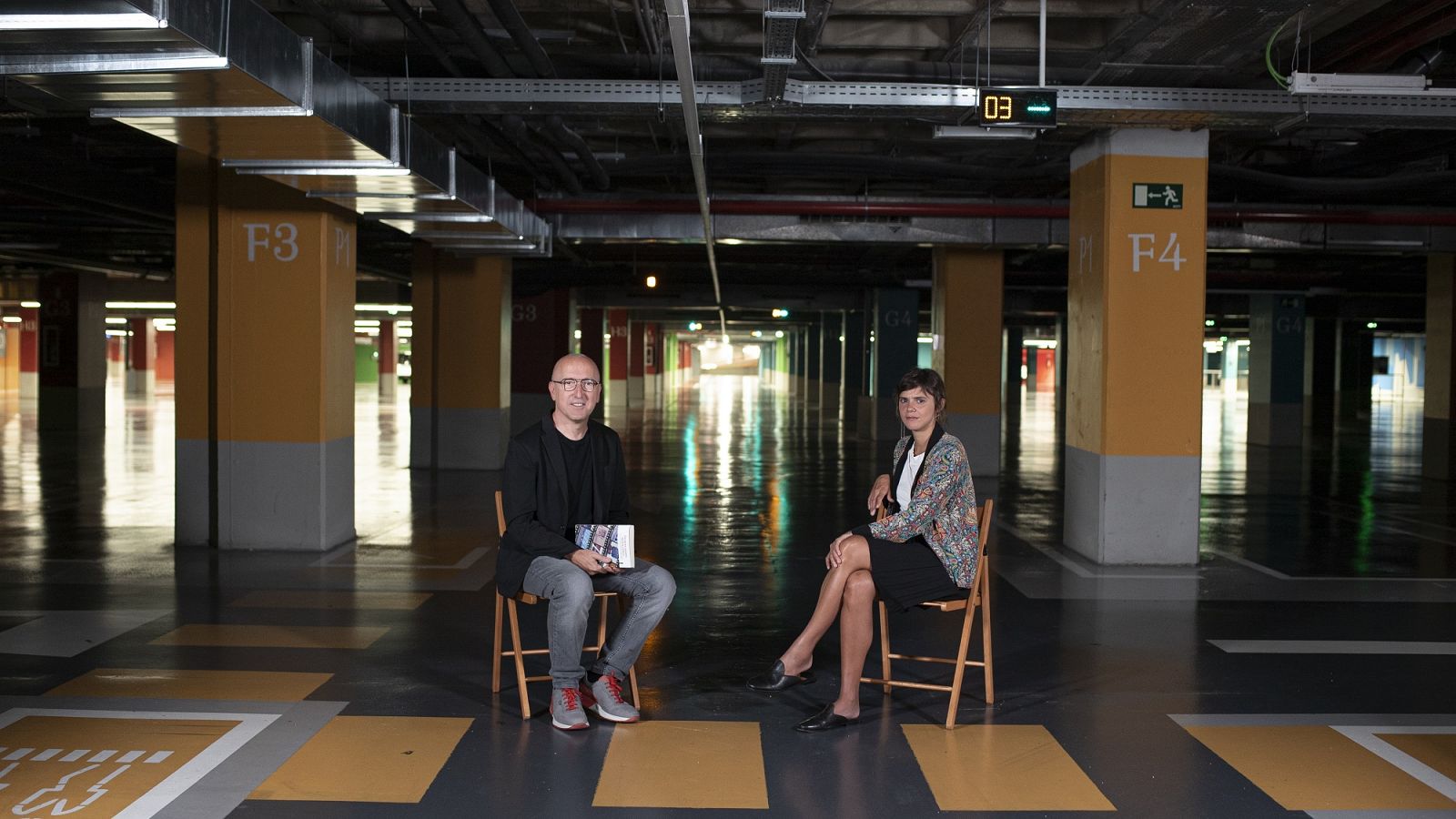 La escritora mexicana Veleria Luiselli y Ólscar López