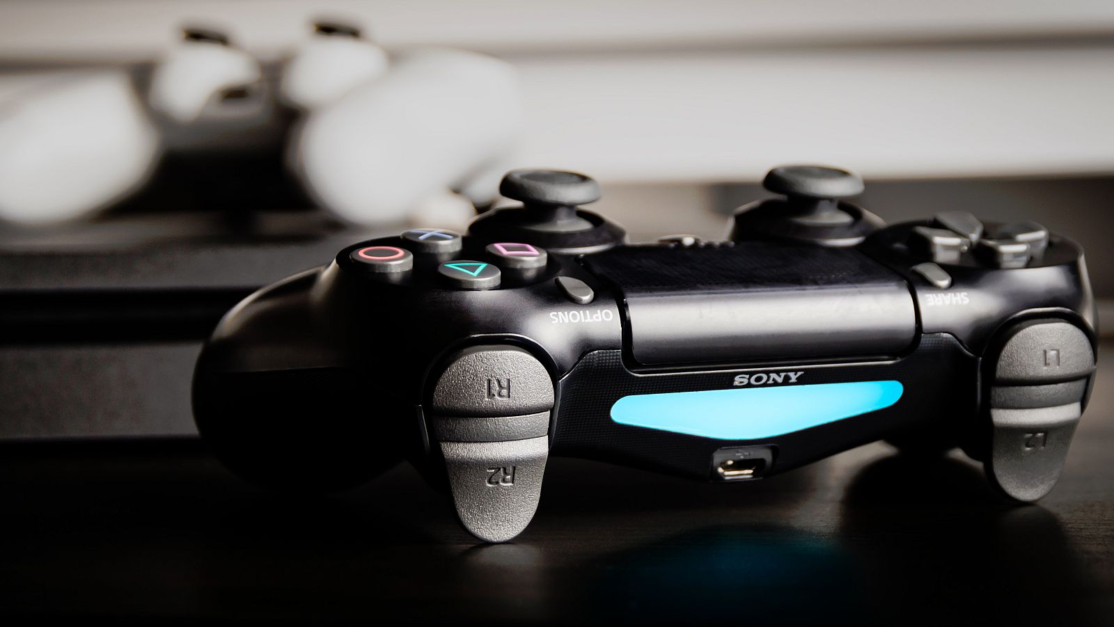 Los botones L2 y R2 de la PS5 funcionarán con la tecnología háptica, para "reproducir acciones más realistas".