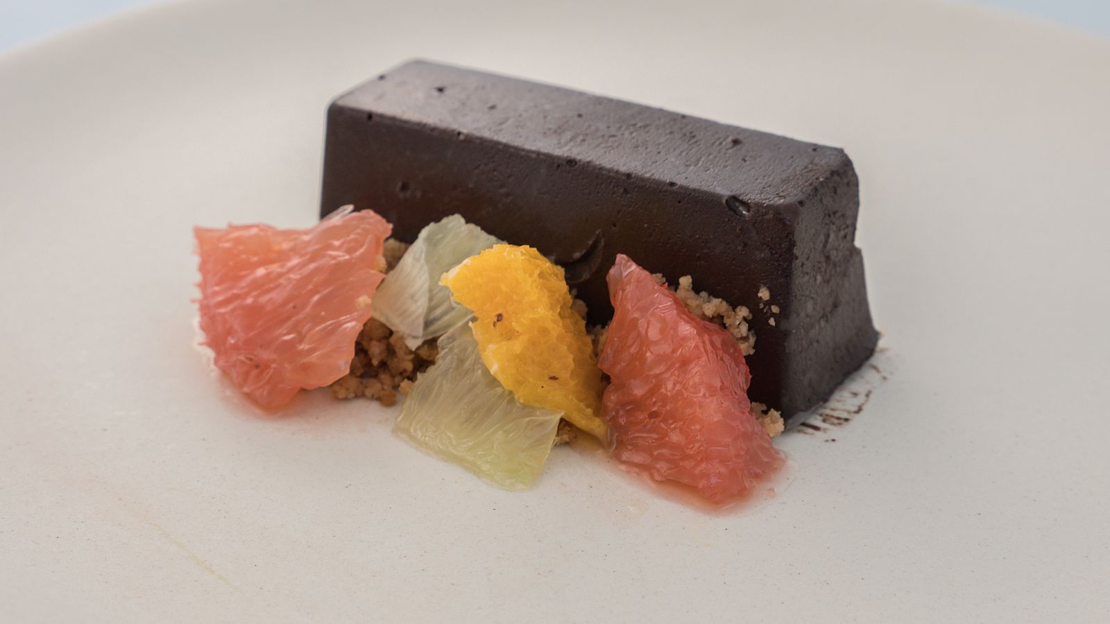 Receta de cremoso de chocolate negro con coco tostado y ensalada de cítricos con galleta de pecán