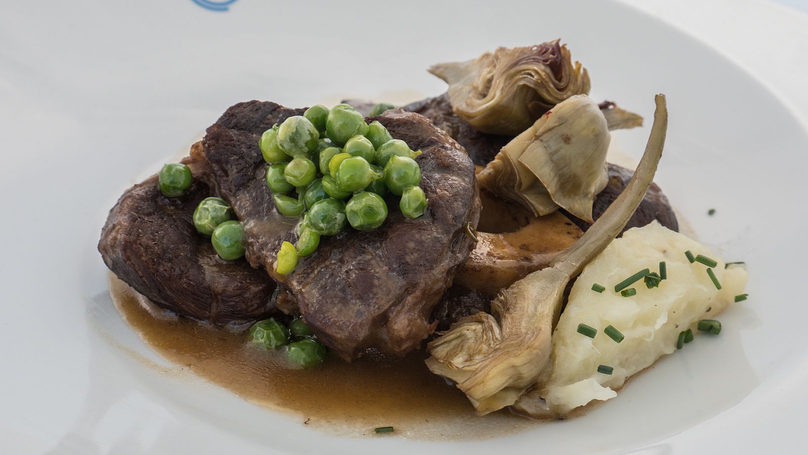 Receta de guiso de guiso de ossobuco, alcachofas con tinto utiel-requena, trinxat de patata, col y guisantes dulces